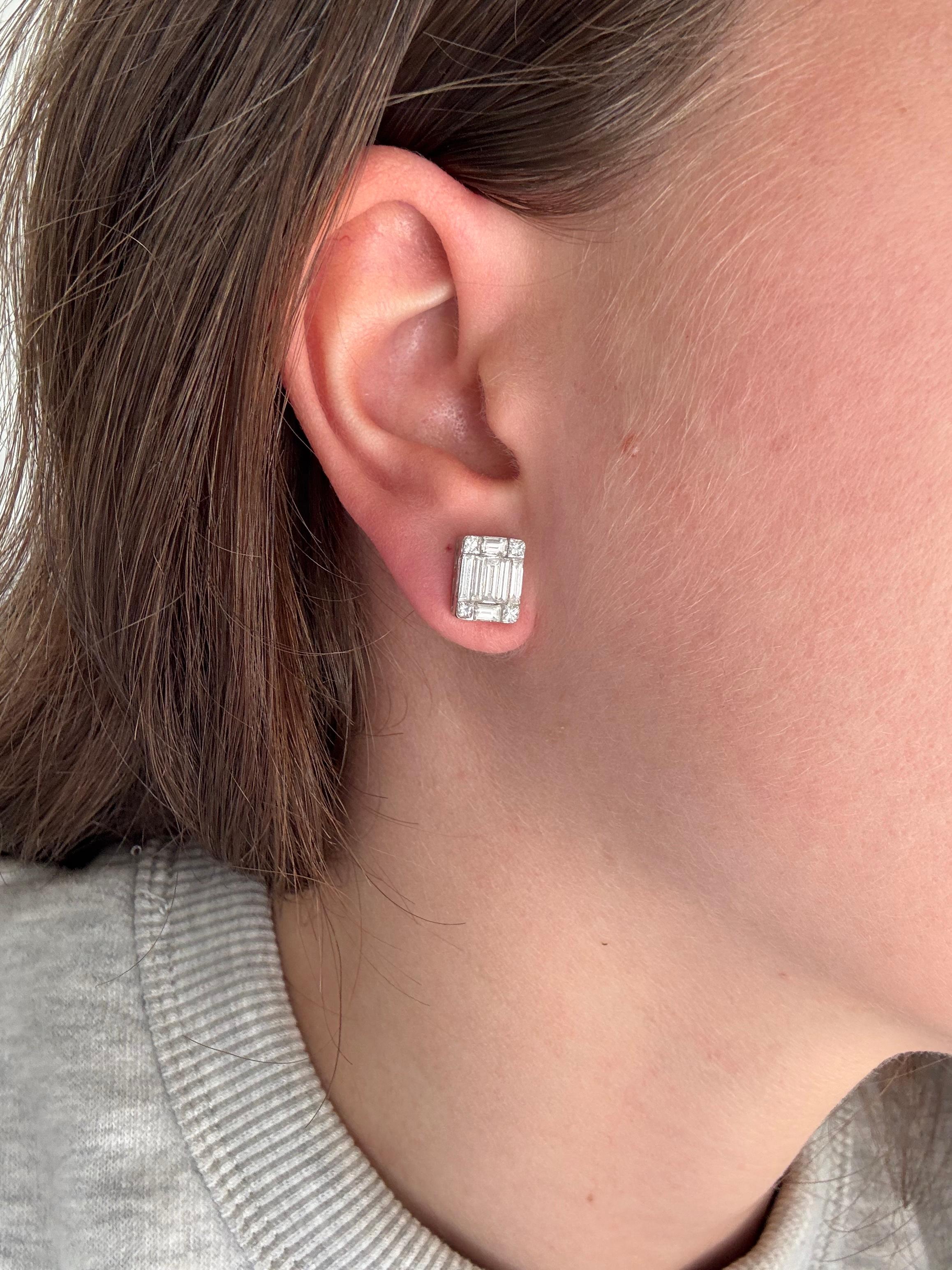 Clous d'oreilles grappe en or blanc 18 carats avec diamants naturels de 1,60 carat en vente 1