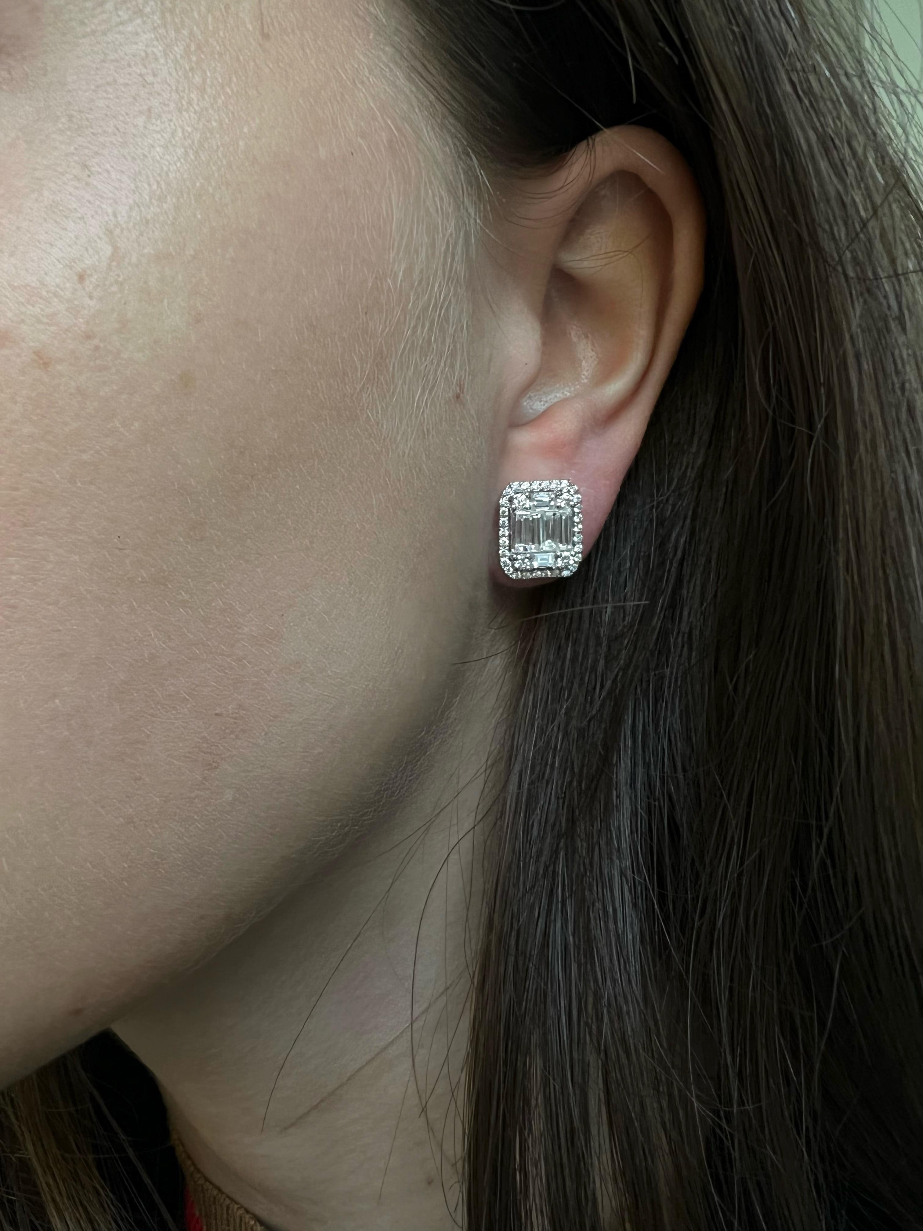 Natürlicher Diamant 1,74 Karat 18KT Weißgold Smaragdform Halo-Ohrstecker im Zustand „Neu“ im Angebot in Antwerpen, BE