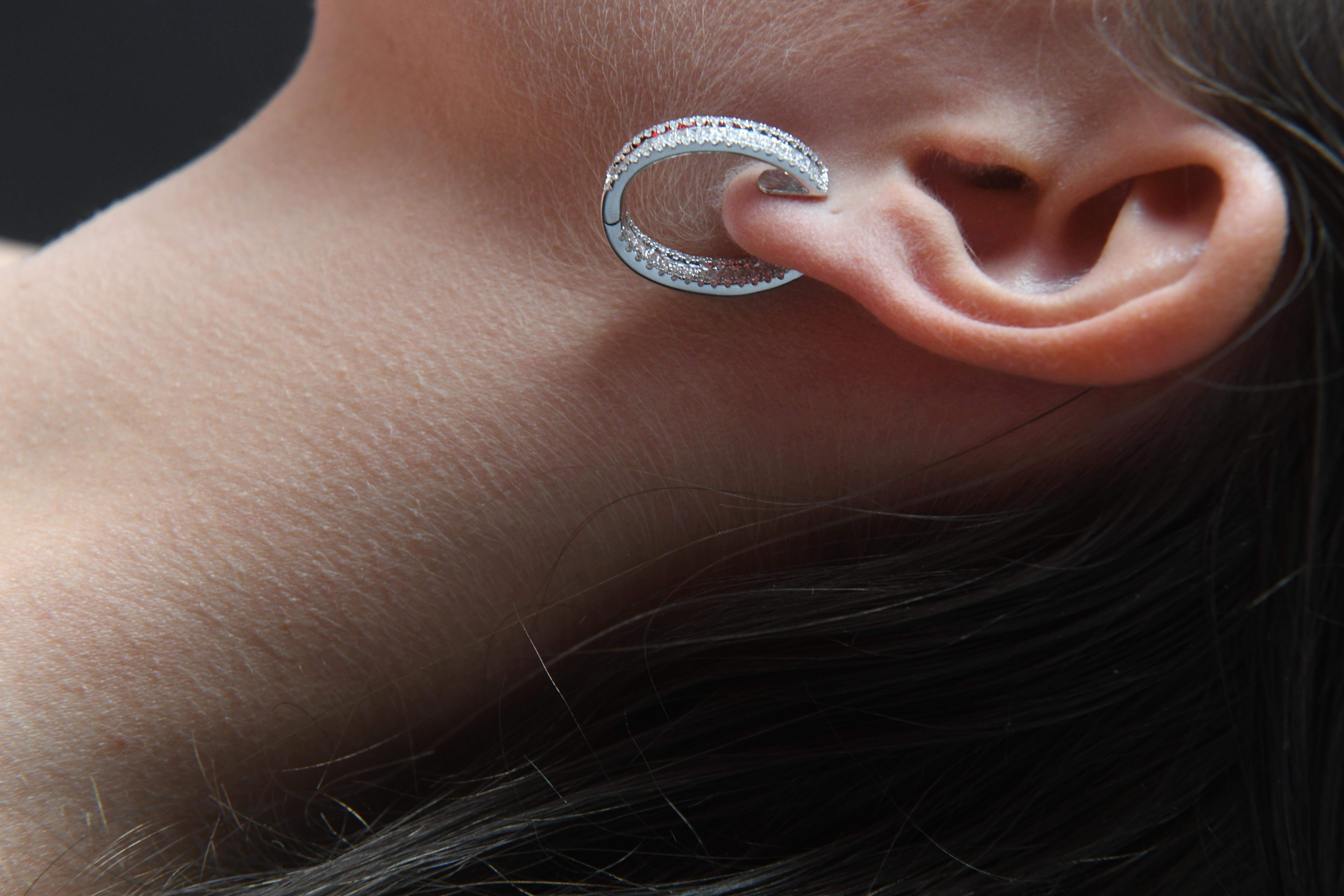 Orecchini a cerchio Baguette in oro bianco 18KT con diamante naturale da 1,75 carati in vendita 2