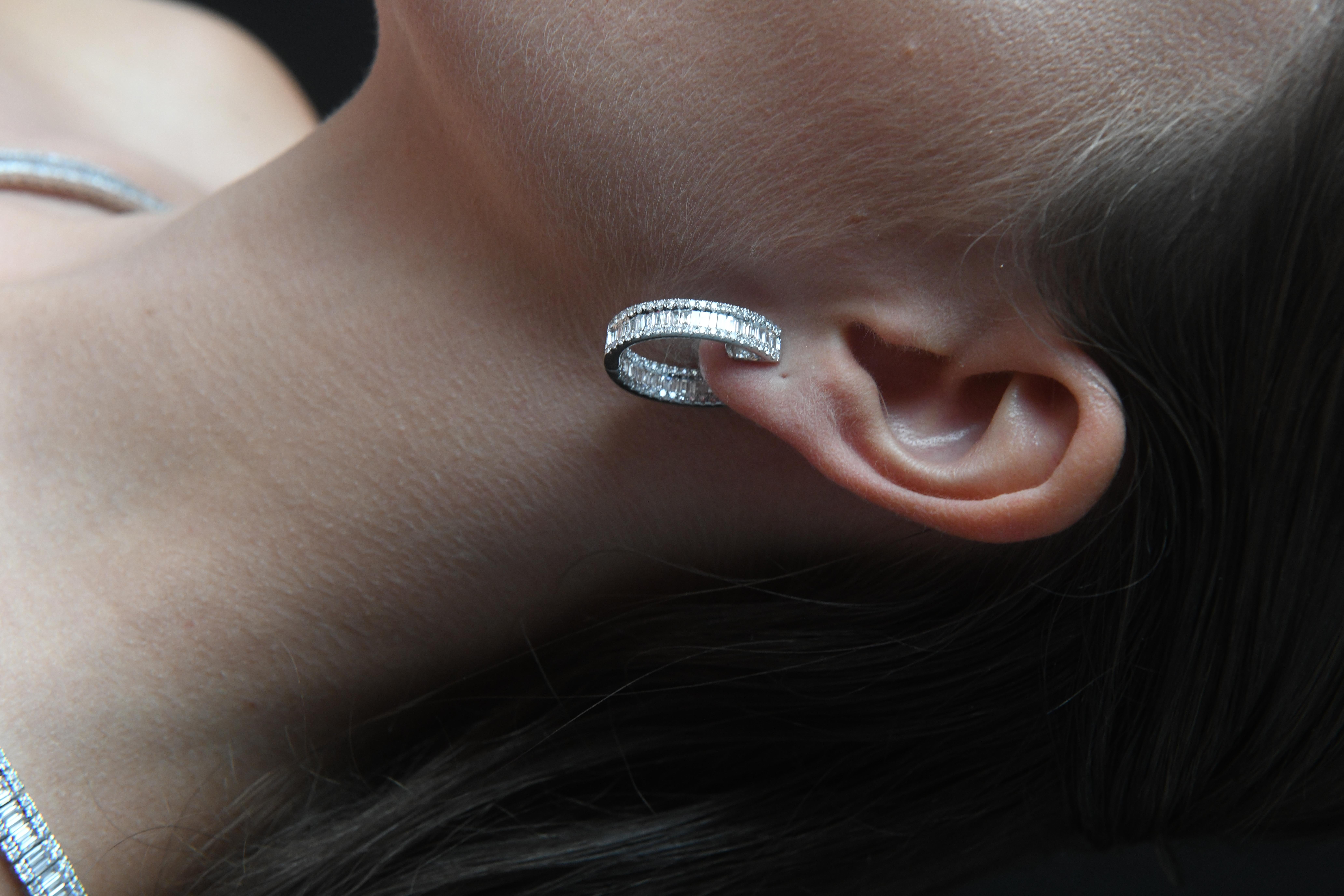 Orecchini a cerchio Baguette in oro bianco 18KT con diamante naturale da 1,75 carati in vendita 3