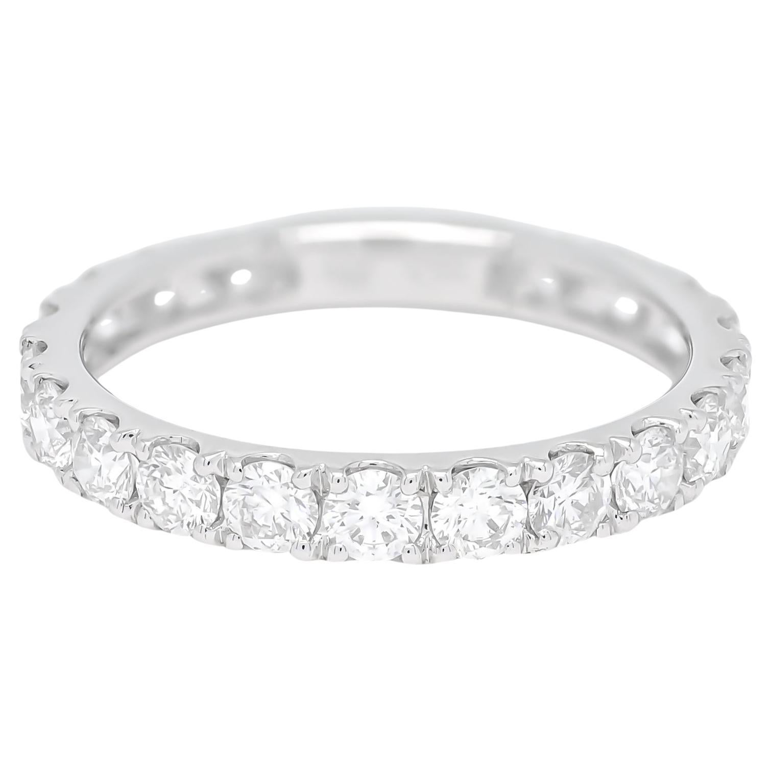 Descubre la impecable artesanía de nuestra exquisita banda de diamantes, una auténtica obra maestra forjada en lustroso oro blanco de 18 quilates. 

Este impresionante anillo presenta una banda continua de diamantes redondos, meticulosamente
