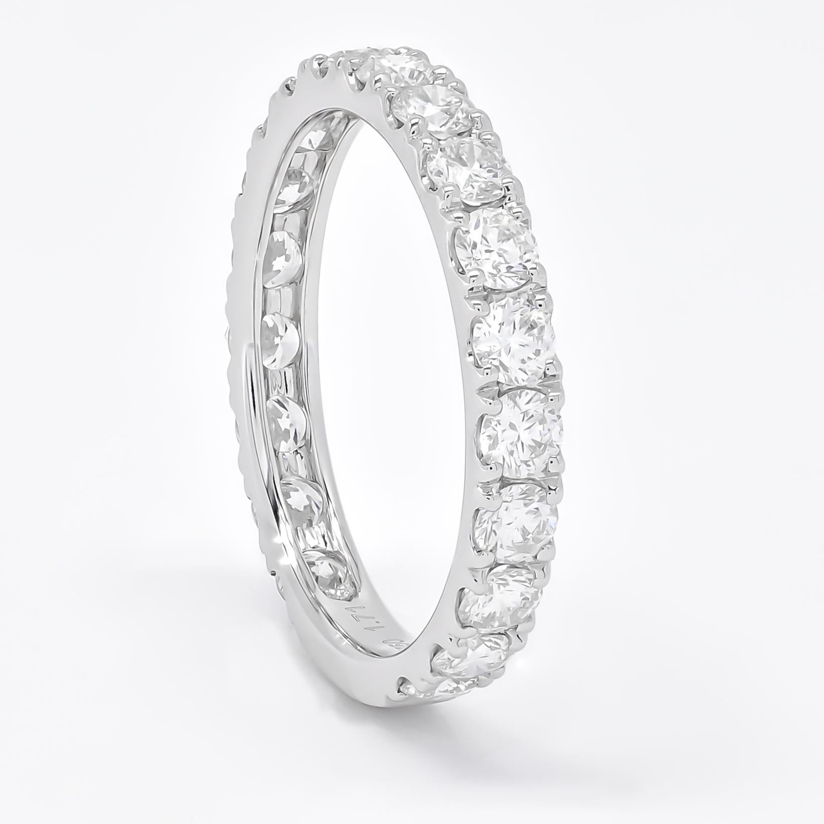 Diamante natural 1,77 quilates Alianza de oro blanco de 18 quilates Moderno en venta