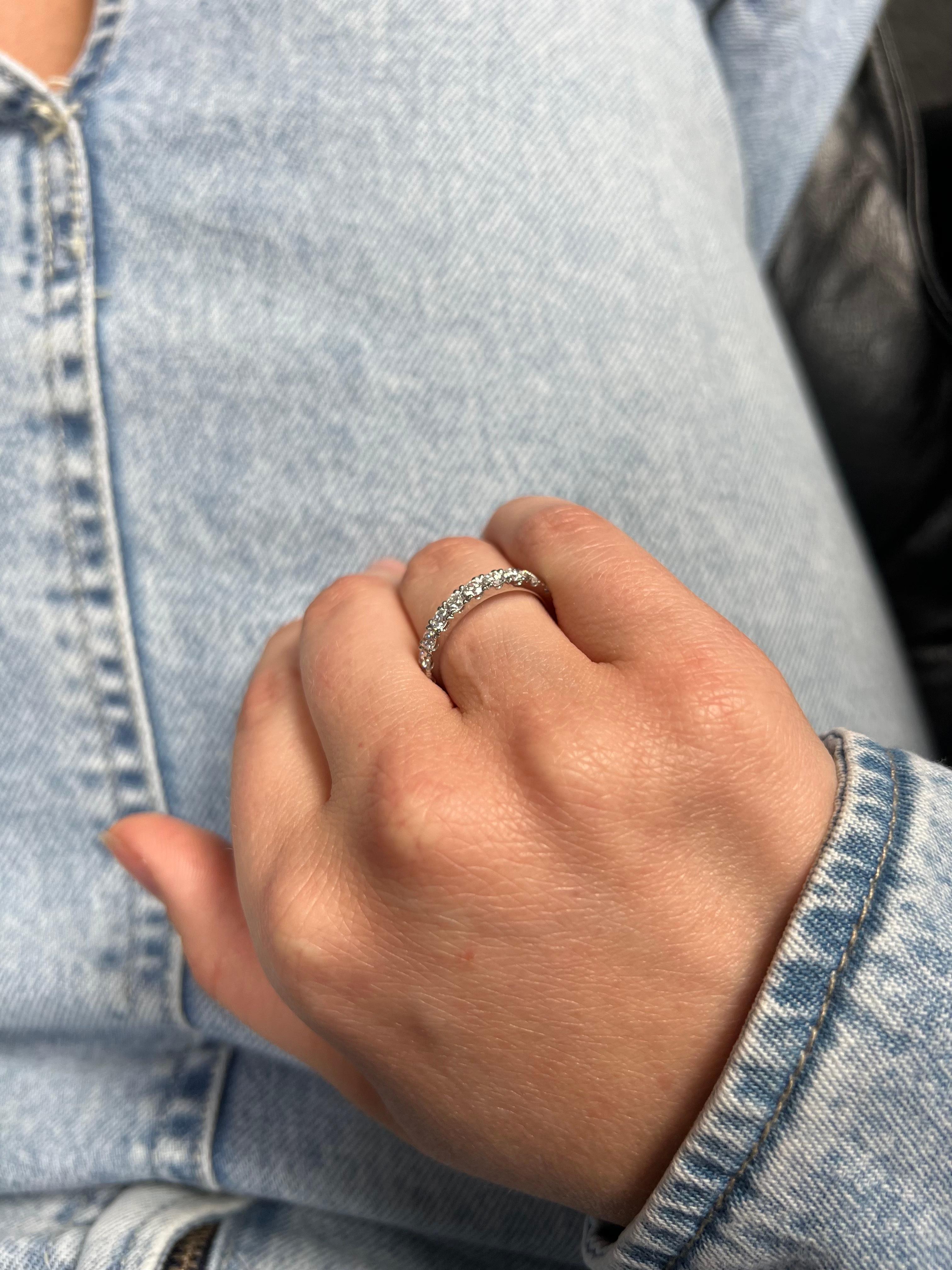 Diamante natural 1,77 quilates Alianza de oro blanco de 18 quilates en venta 2