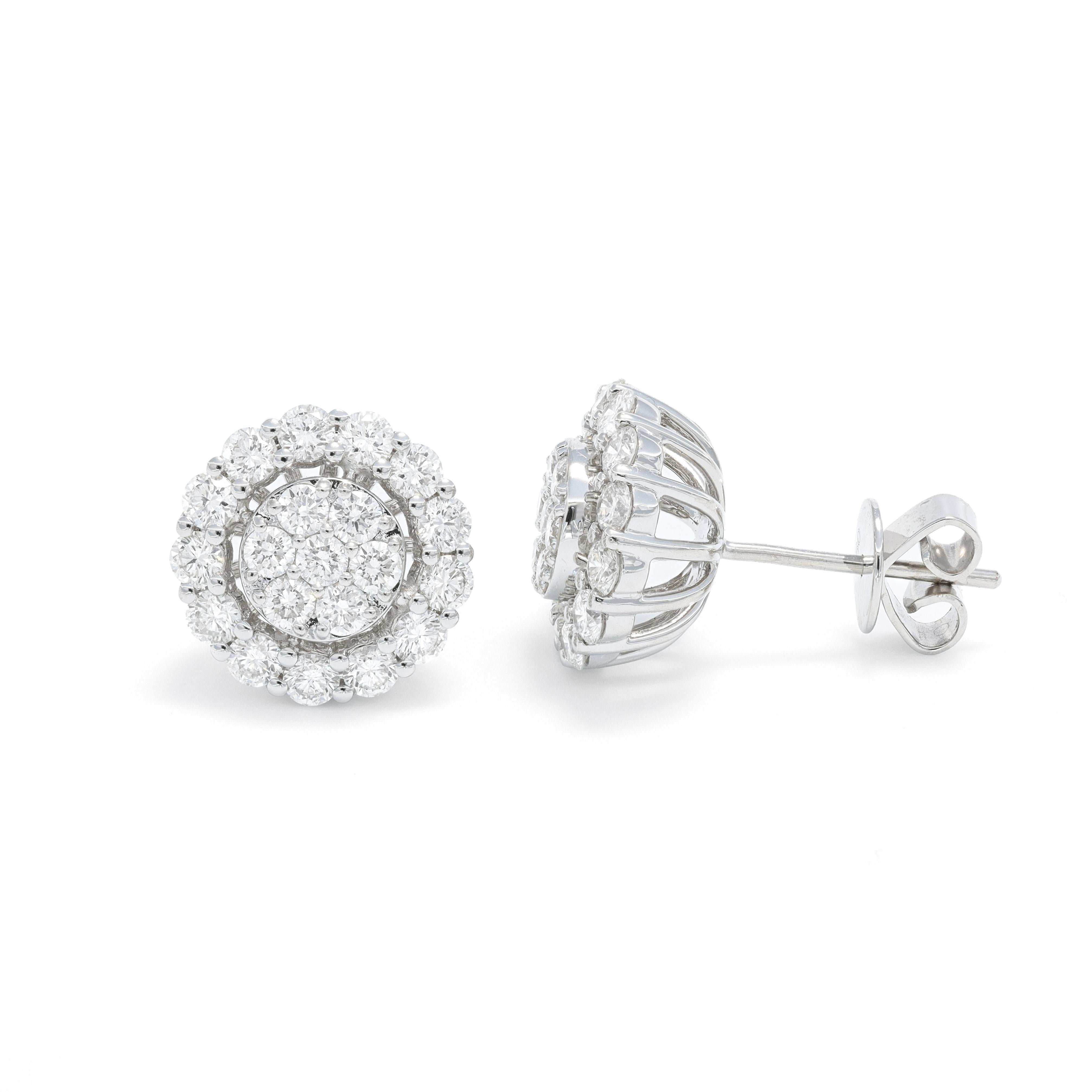 Ti presentiamo uno squisito paio di orecchini che incarnano l'eleganza classica e la raffinatezza. Questi splendidi pezzi presentano un diamante centrale di taglio rotondo, scelto per la sua eccezionale brillantezza, splendidamente incorniciato da