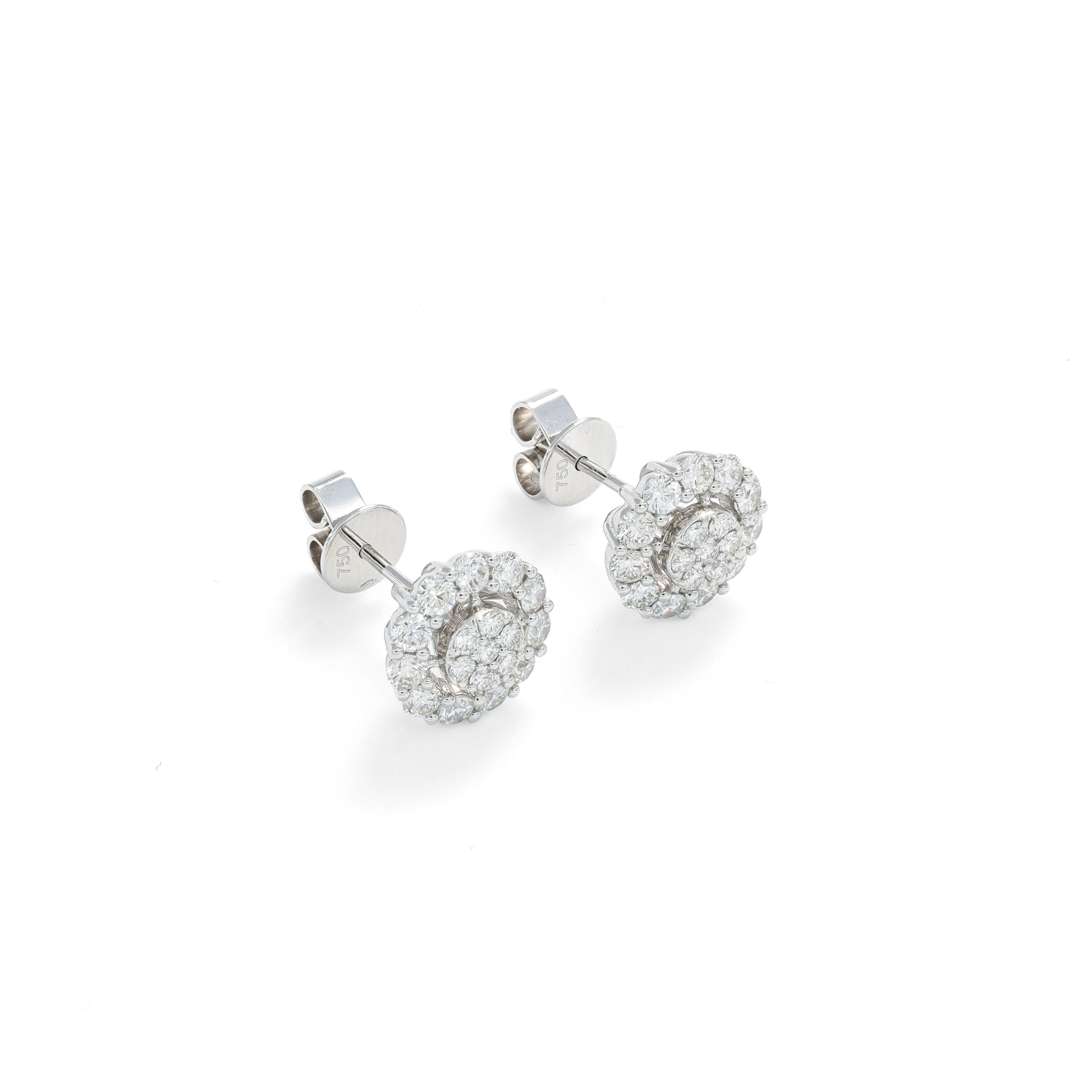 Taglio rotondo Orecchini classici a grappolo in oro bianco 18KT con diamante naturale da 1,80 carati in vendita
