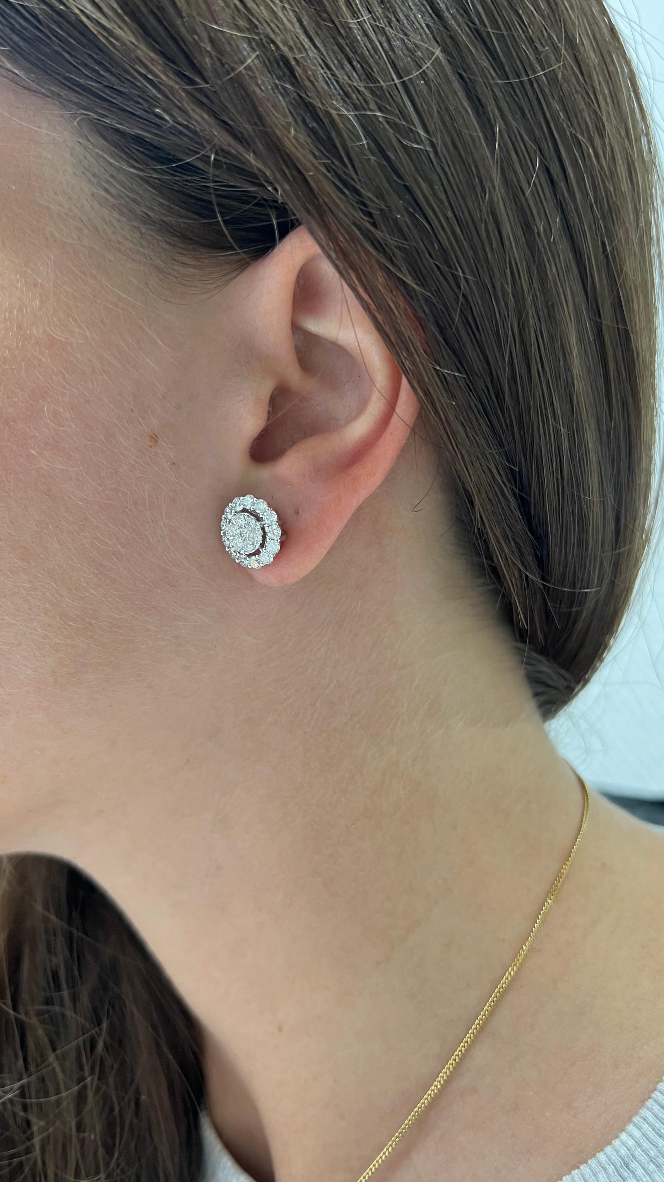 Orecchini classici a grappolo in oro bianco 18KT con diamante naturale da 1,80 carati in vendita 1