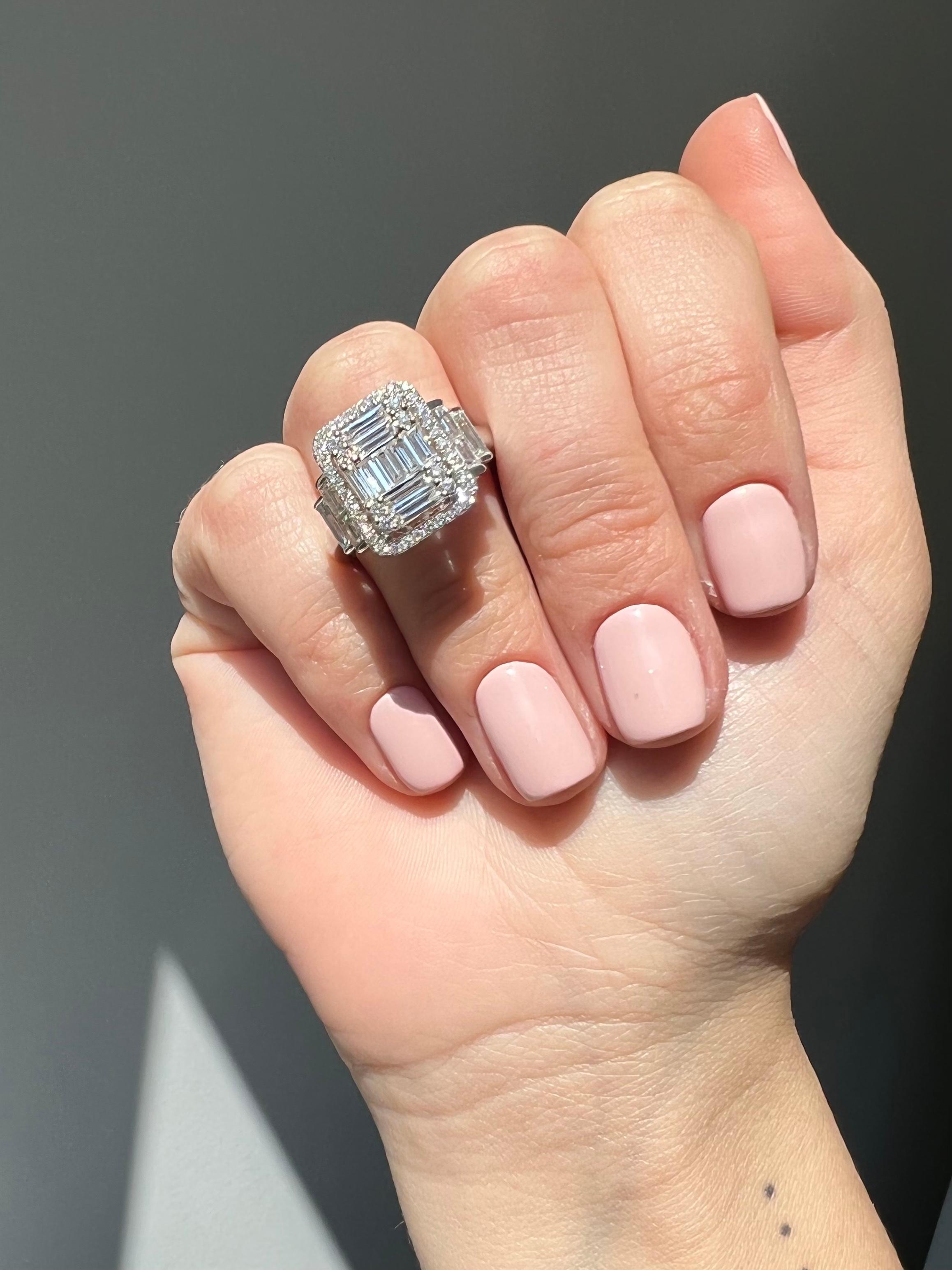 Women's Natural Diamond 1.80 Carats 18KT White Gold Cluster Statement Engagement Ring For Sale
