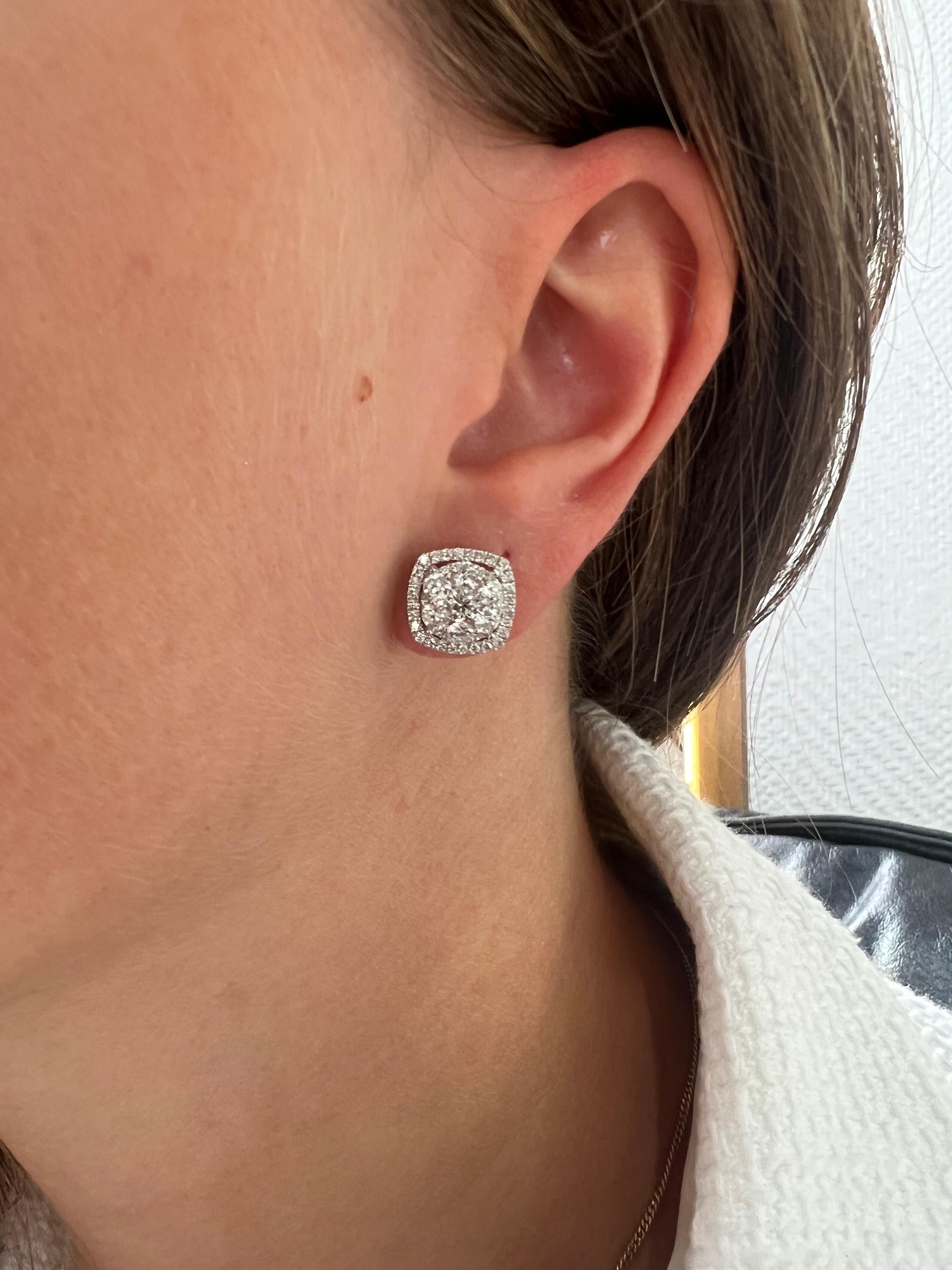 Orecchini con diamante naturale da 1,79 carati in oro bianco 18KT, con perno a forma di cluster quadrato in vendita 3