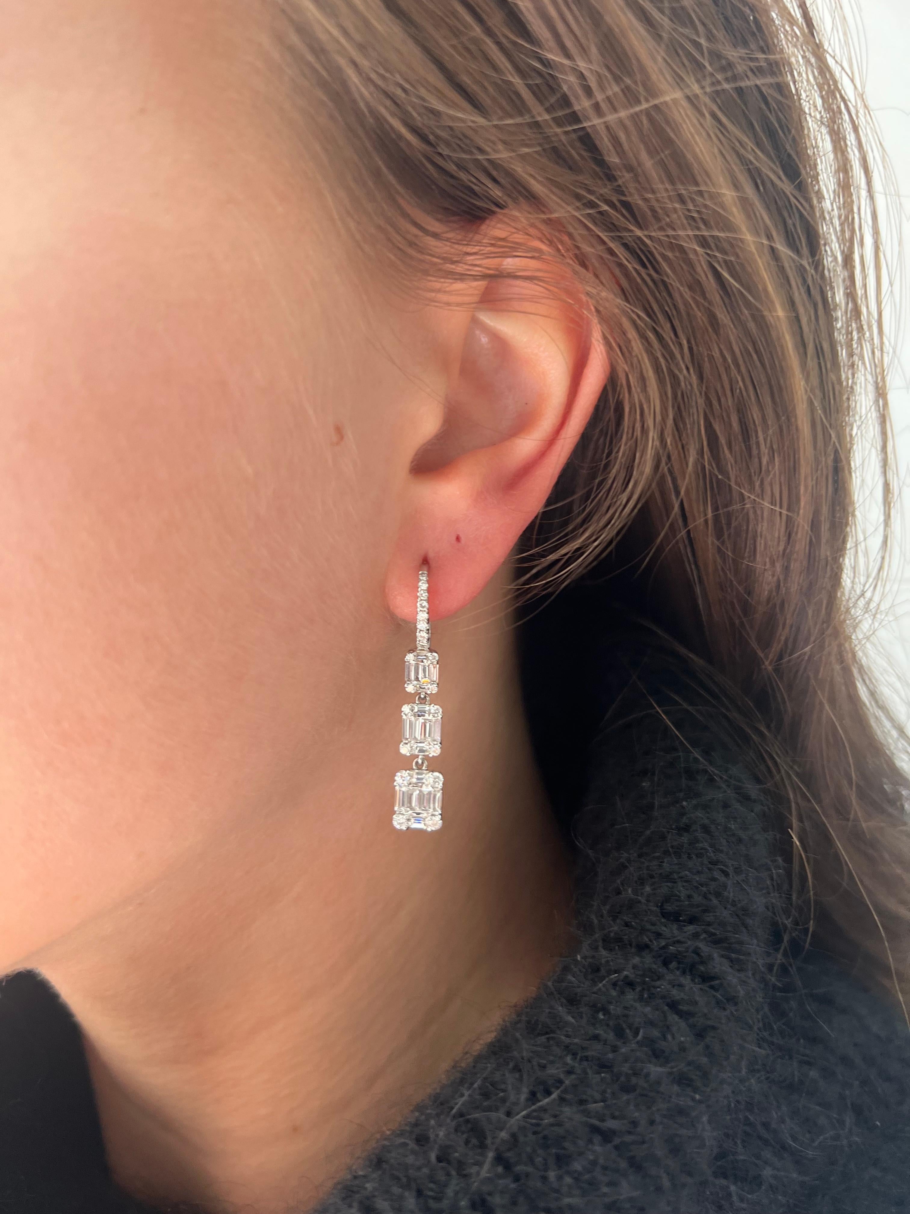 Natural Diamond 1.85 carats 18 Karat White Gold Drop Dangler Earrings  In New Condition For Sale In Antwerpen, BE