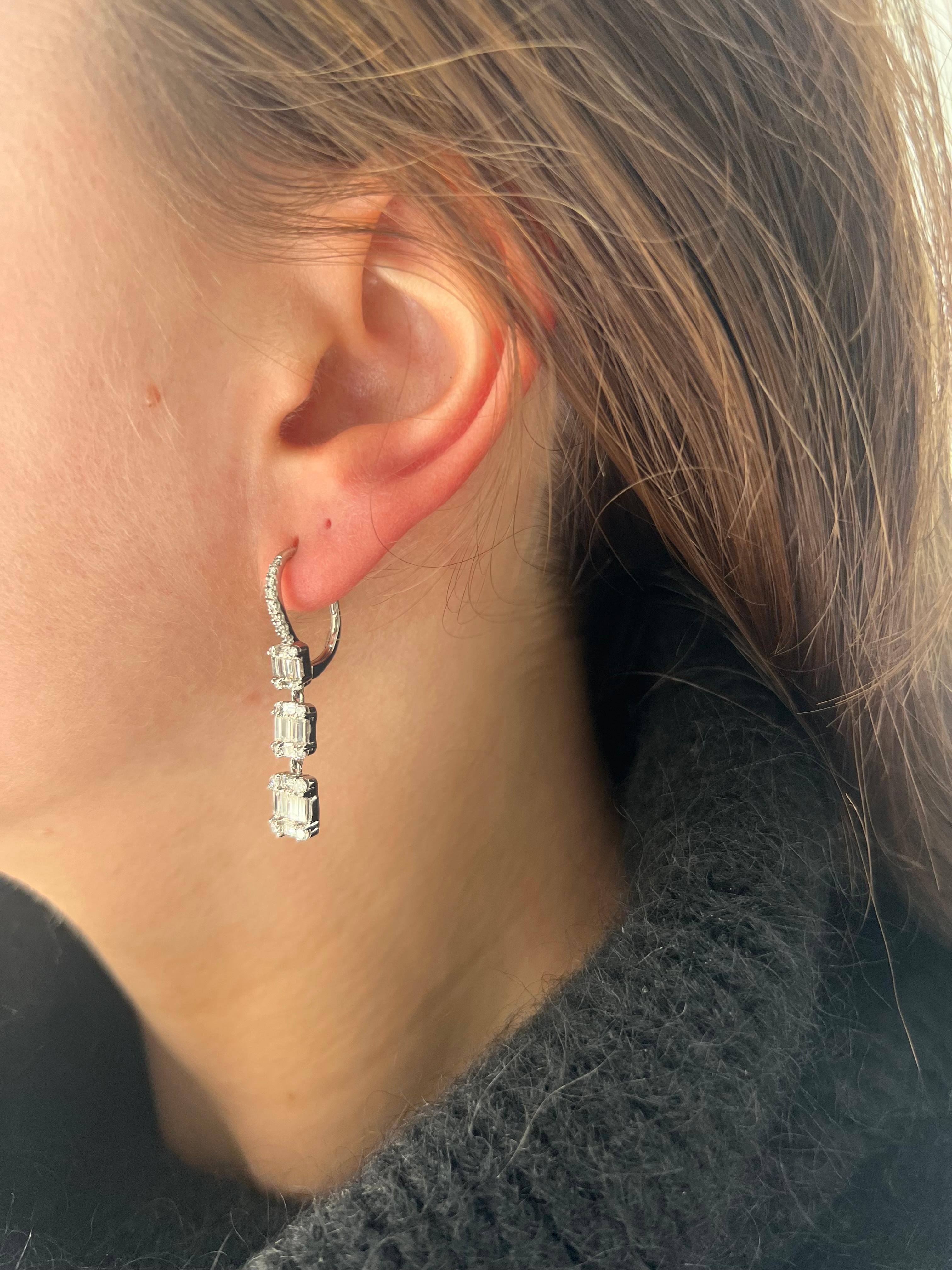 Orecchini pendenti con diamante naturale da 1,85 carati in oro bianco 18 carati in vendita 2
