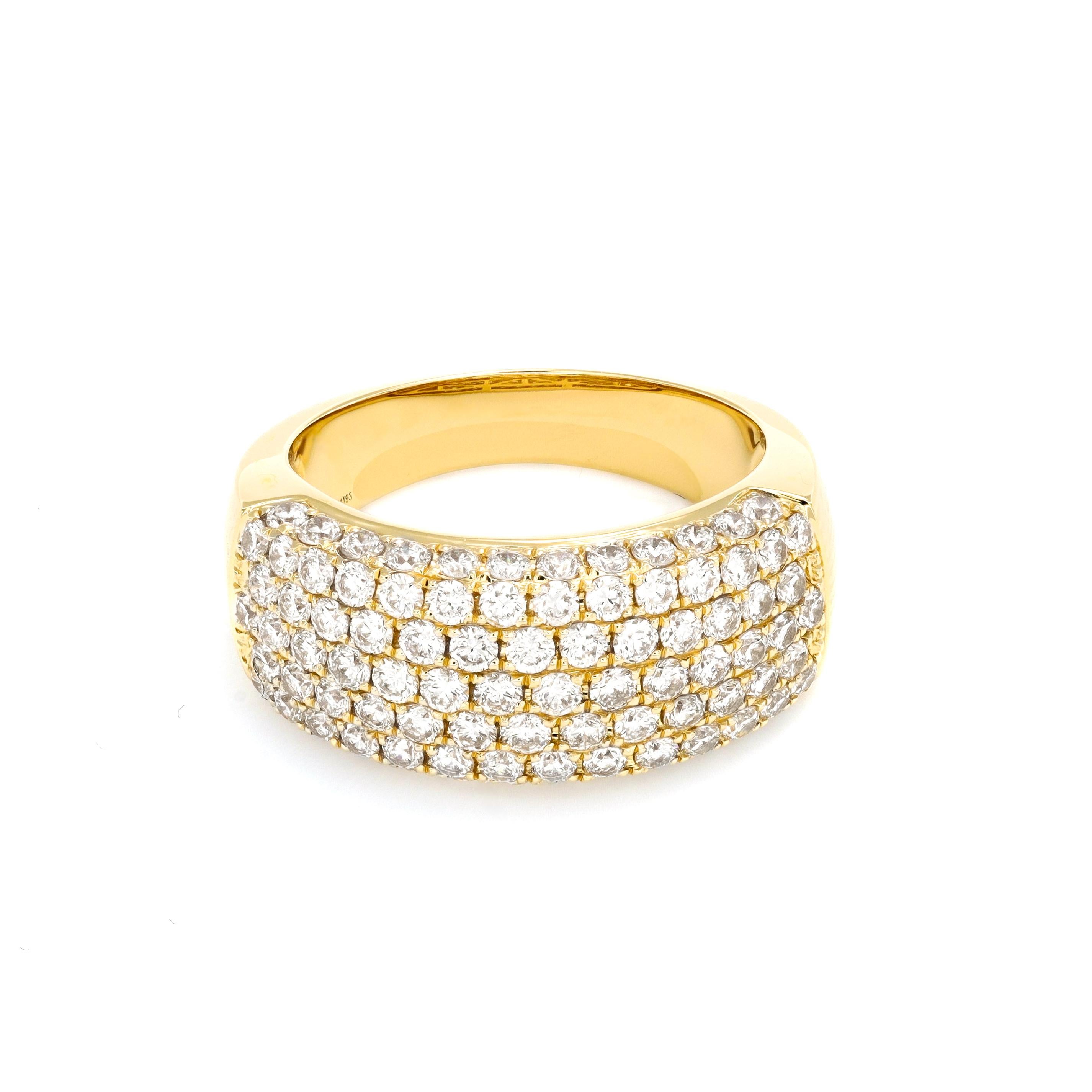 Embrassez l'allure d'une élégance raffinée avec cette bague cocktail en diamant micropavé taille brillant, véritable chef-d'œuvre d'artisanat. Montée en or jaune 18 carats, la bague présente un éventail saisissant de diamants à plusieurs rangs,