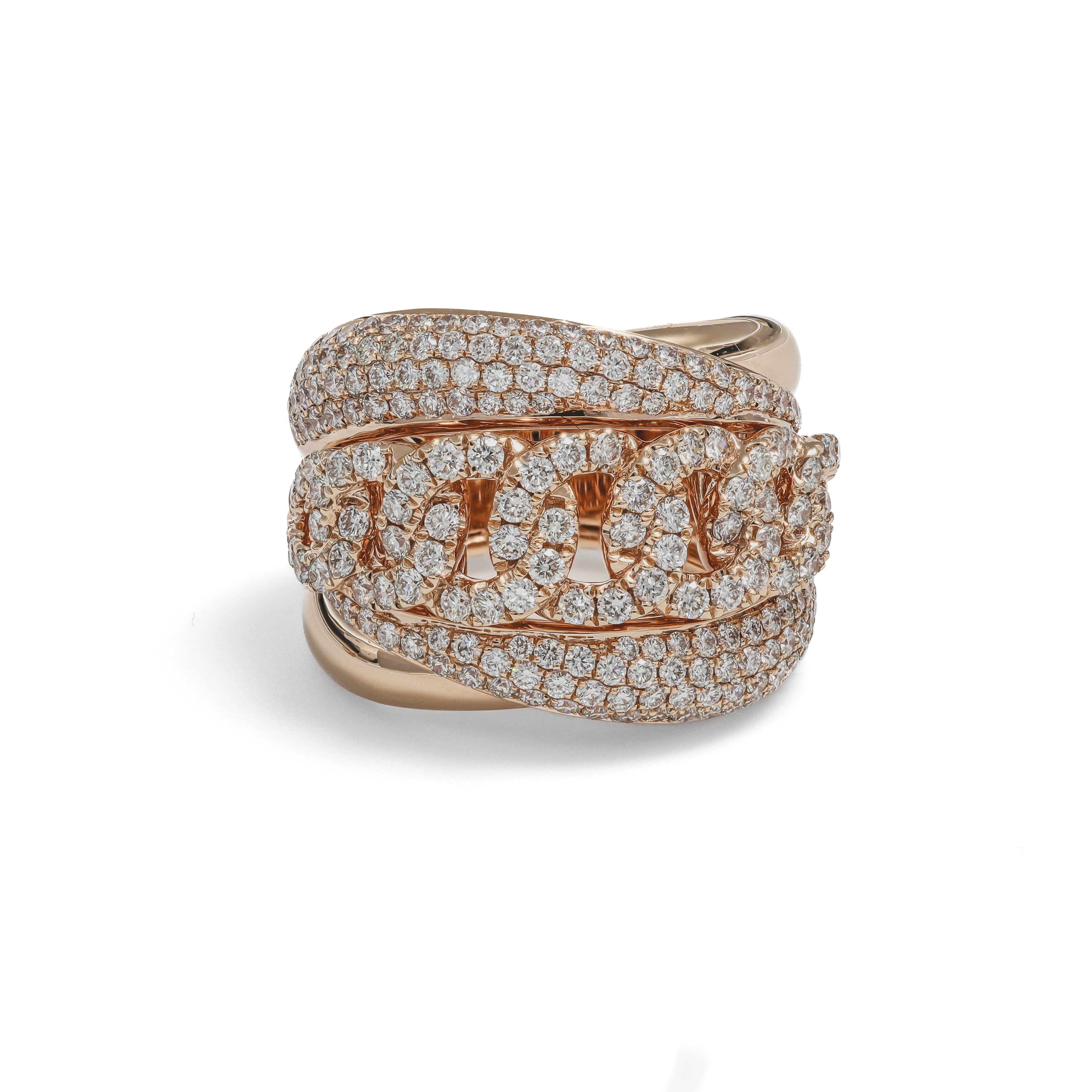 Ein außergewöhnlicher Cuban Link Pave Set Diamond Ring aus luxuriösem 18 KT Roségold. Dieser Ring ist ein wahrer Ausdruck von Opulenz und Raffinesse. Er ist mit insgesamt 1,97 Karat schillernden Diamanten besetzt.

Das Herzstück ist unser