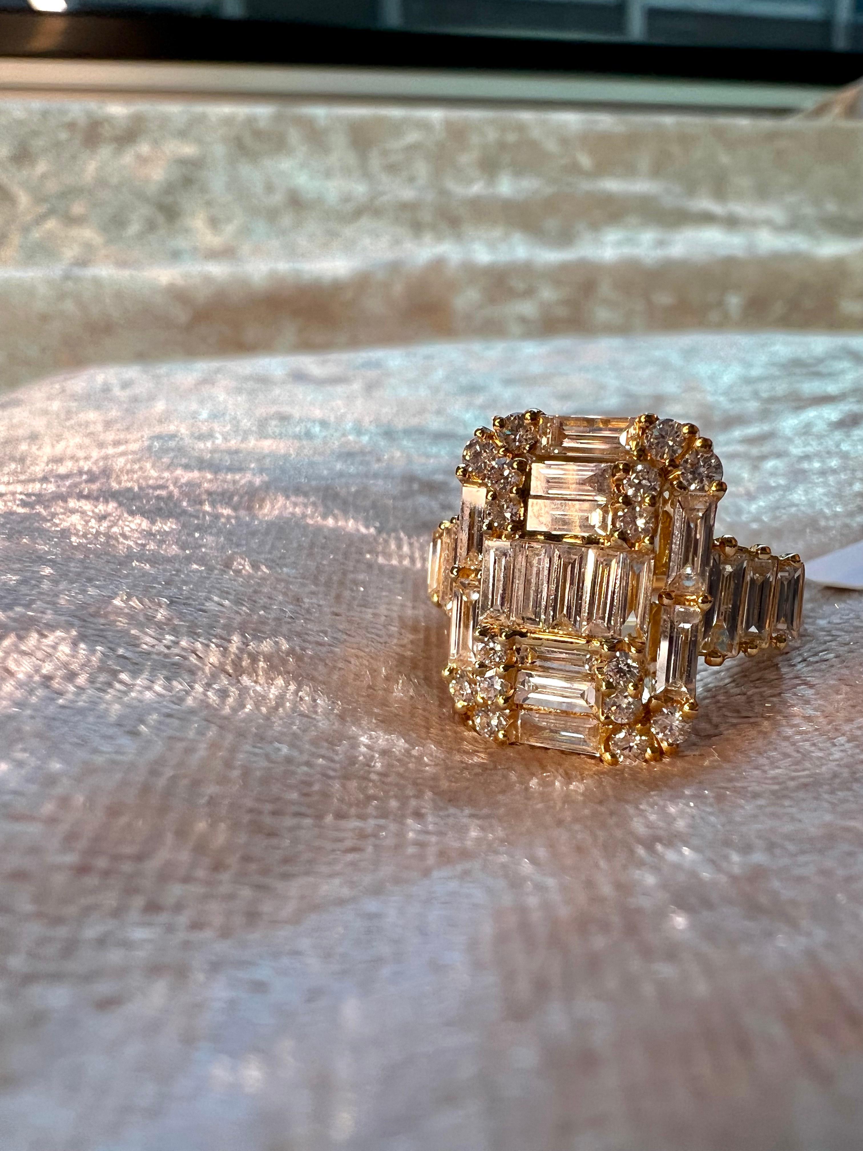 Natural Diamond 2.10 ct 18KT Yellow Gold Art Deco Step Cut Cocktail Ring In New Condition For Sale In Antwerpen, BE
