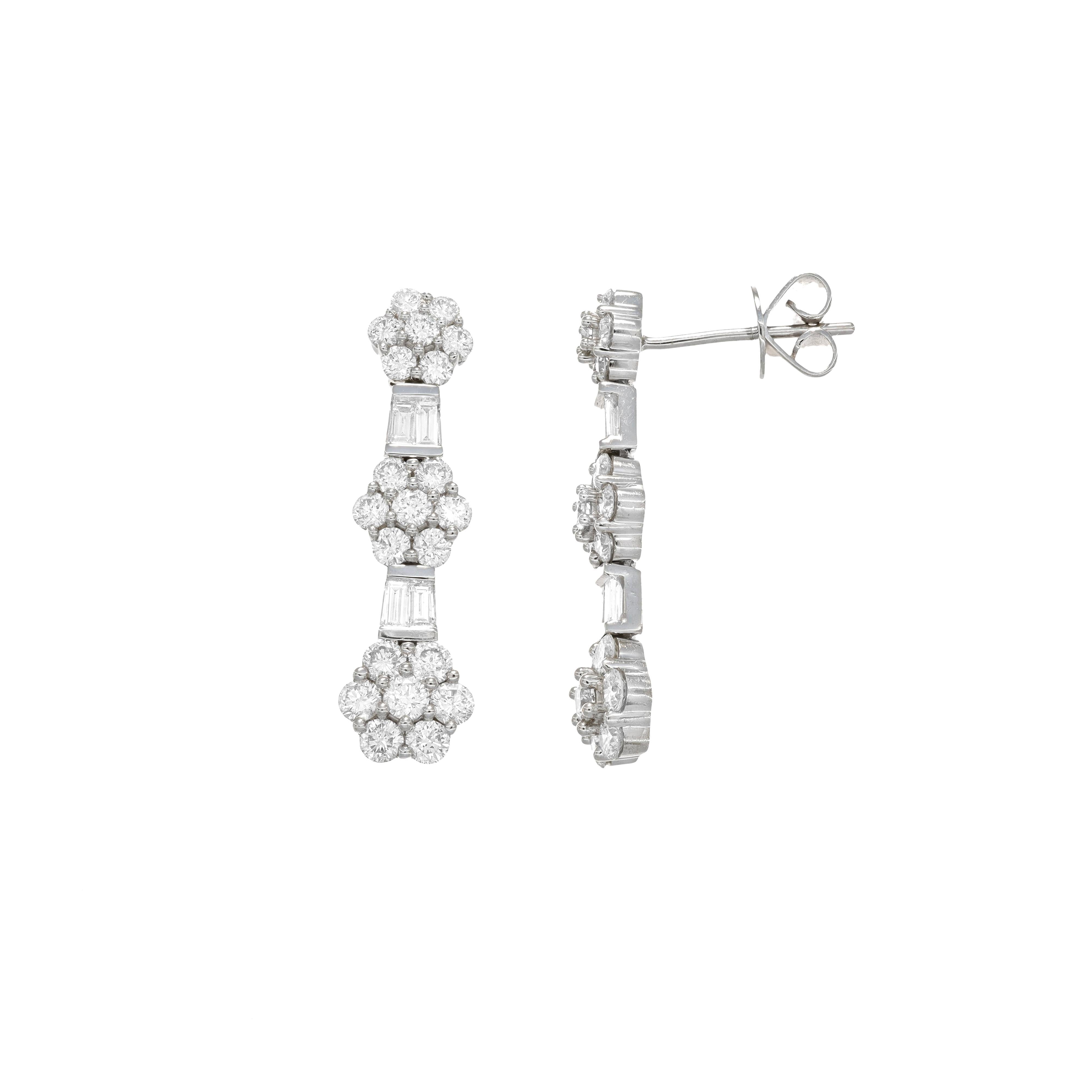 Gardez-les éblouis avec ces boucles d'oreilles pendantes rondes à 3 grappes de diamants ultra-élégantes, véritable incarnation du luxe et de la sophistication. Ces boucles d'oreilles exquises sont conçues pour raffiner votre look grâce à leur éclat