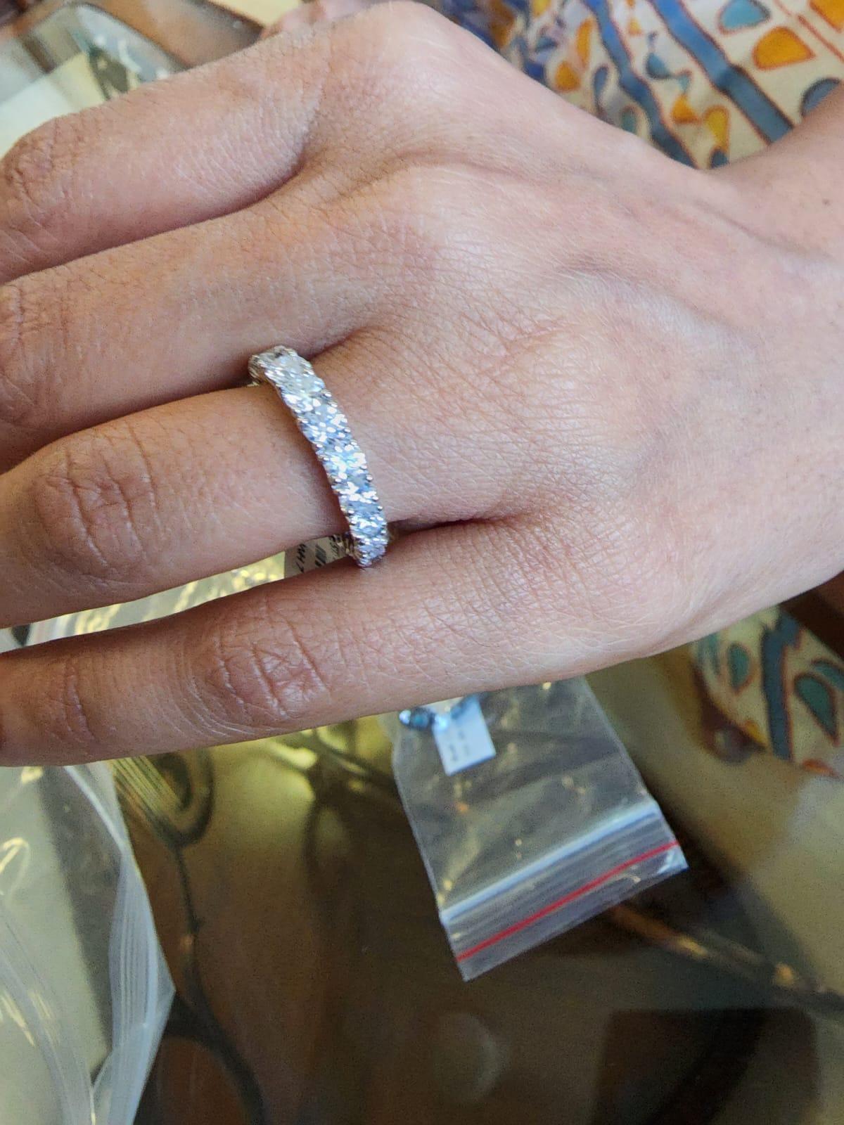 er ist ein erstaunliches Naturtalent  2.33 Karat Diamant aus Gold Gewicht ist 2,31 gms (18k)

Es ist sehr schwer, die wahre Farbe und den Glanz des Steins zu erfassen, habe ich versucht, Bilder hinzuzufügen, die professionell und von mir von meinem