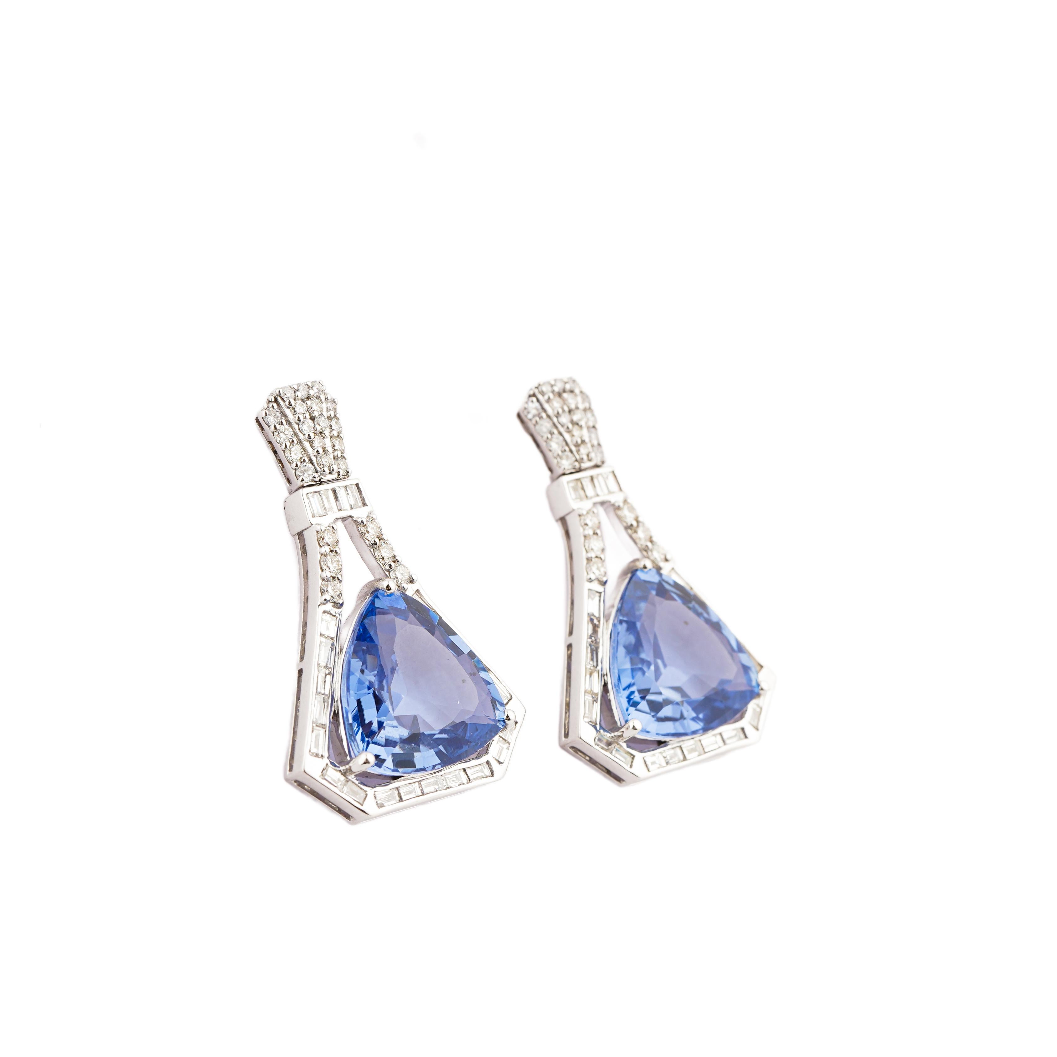 GW= 16.910gm
NW= 11.290gm
DIAMANT =2.42cts
PIERRE DE COULEUR = 25,68cts

Suivez-nous sur Instagram (divinejewellerylounge)


