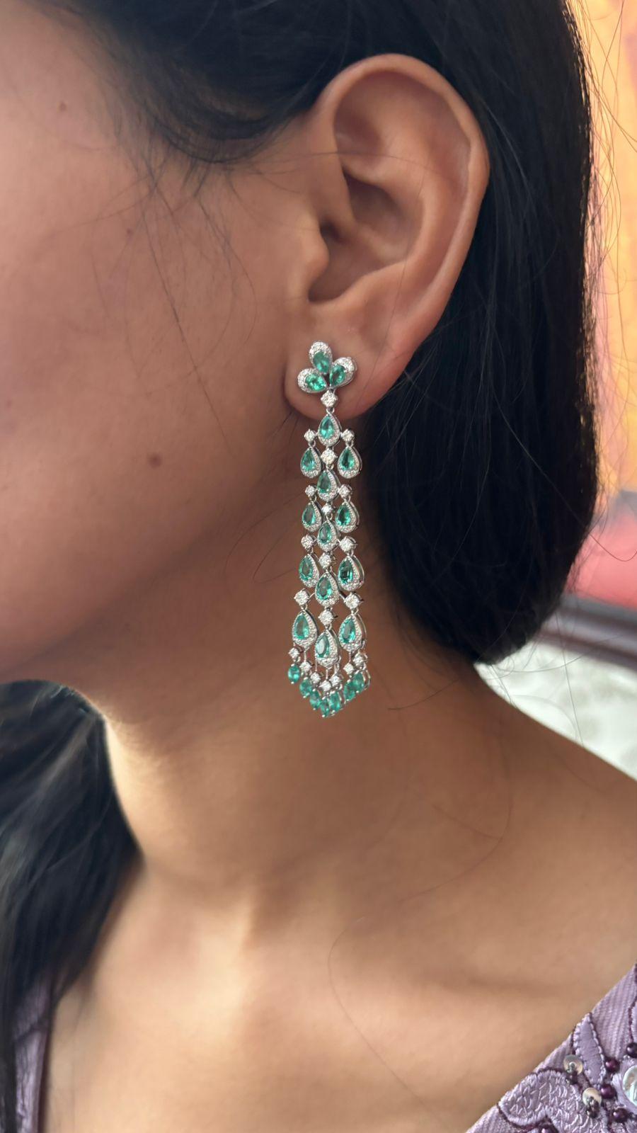 Women's Natural diamond 2.49cts & emerald 5.67cts earring in 18k gold For Sale