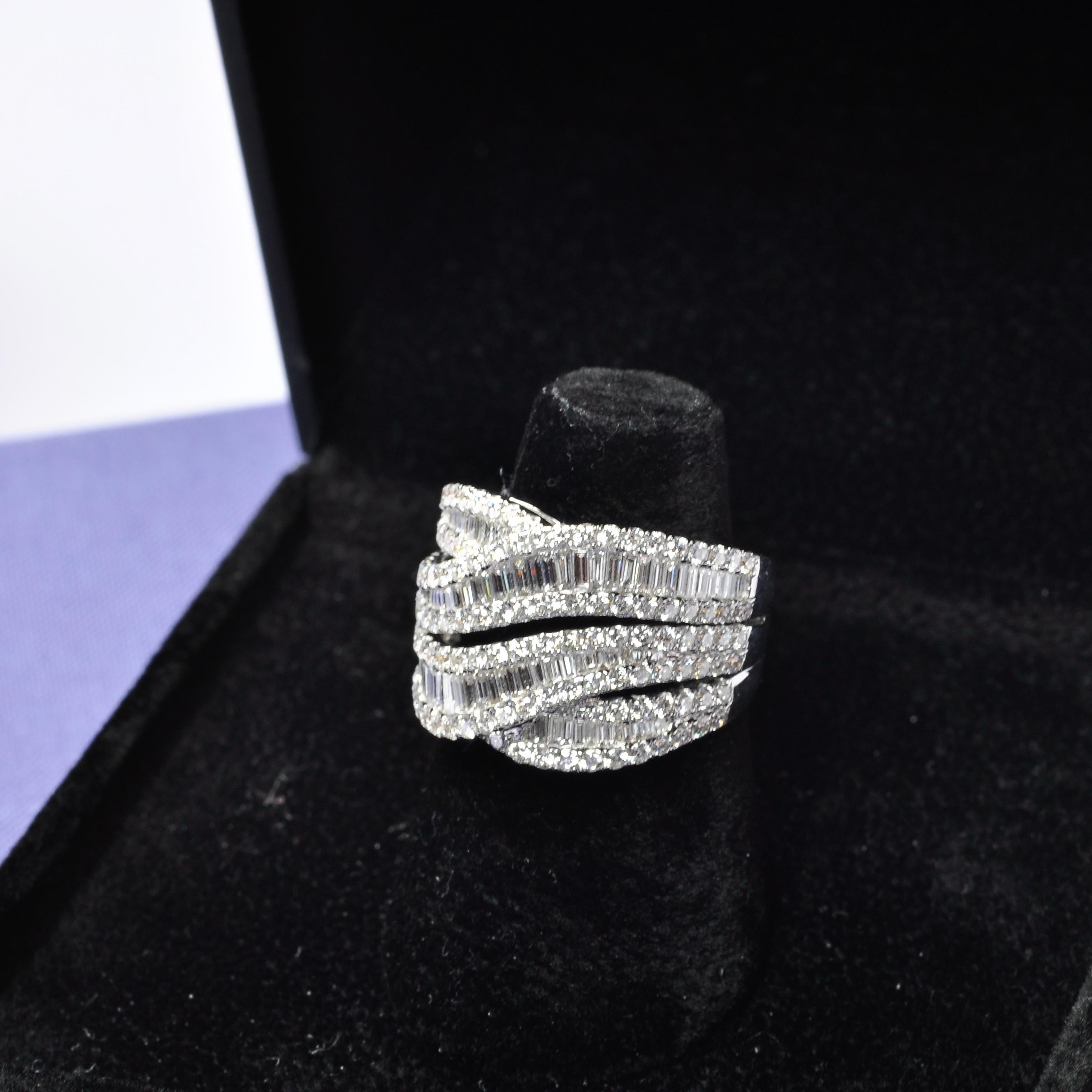 Natural Diamond 2.50 carats 18KT White Gold Multi Row Statement Ring In New Condition For Sale In Antwerpen, BE