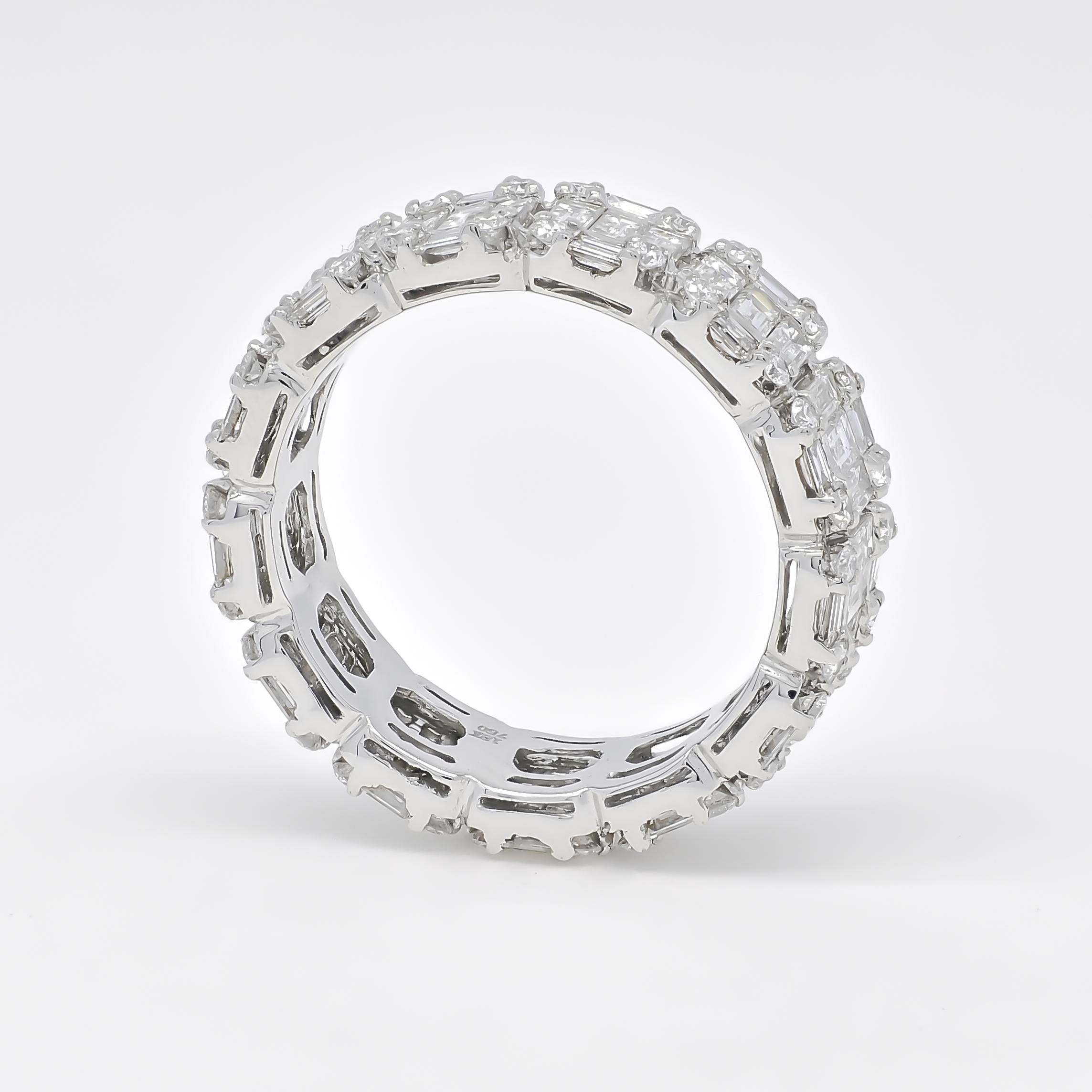 Indulge in the epitome of elegance with this extraordinary engagement ring, where dazzling baguette and round diamonds converge to create a masterpiece of unparalleled beauty. 

This is beautifully complemented by a row of round brilliant diamonds,