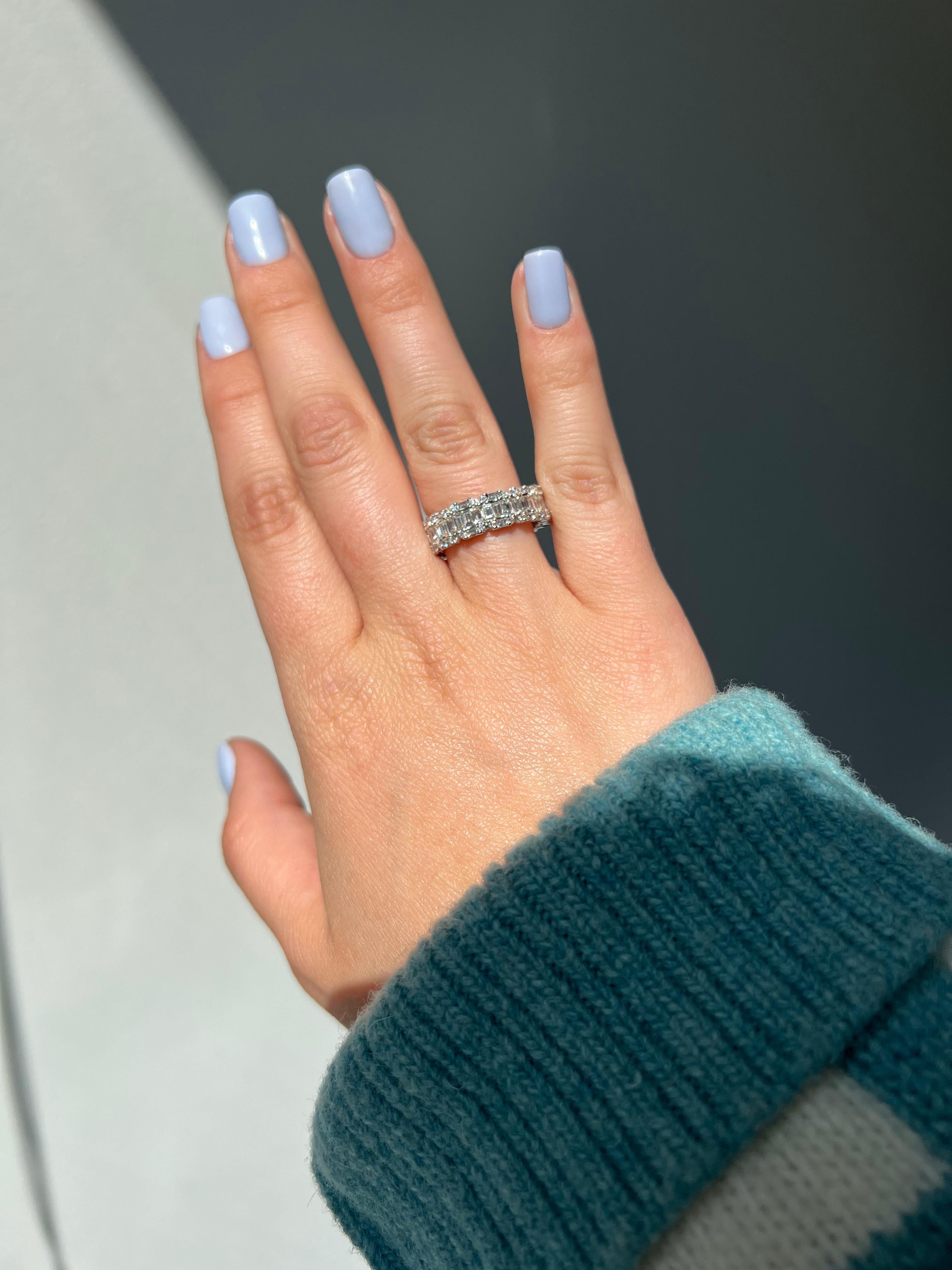 Natural Diamond 2.52 carats 18KT White Gold Cluster Full Eternity Band Ring In New Condition For Sale In Antwerpen, BE