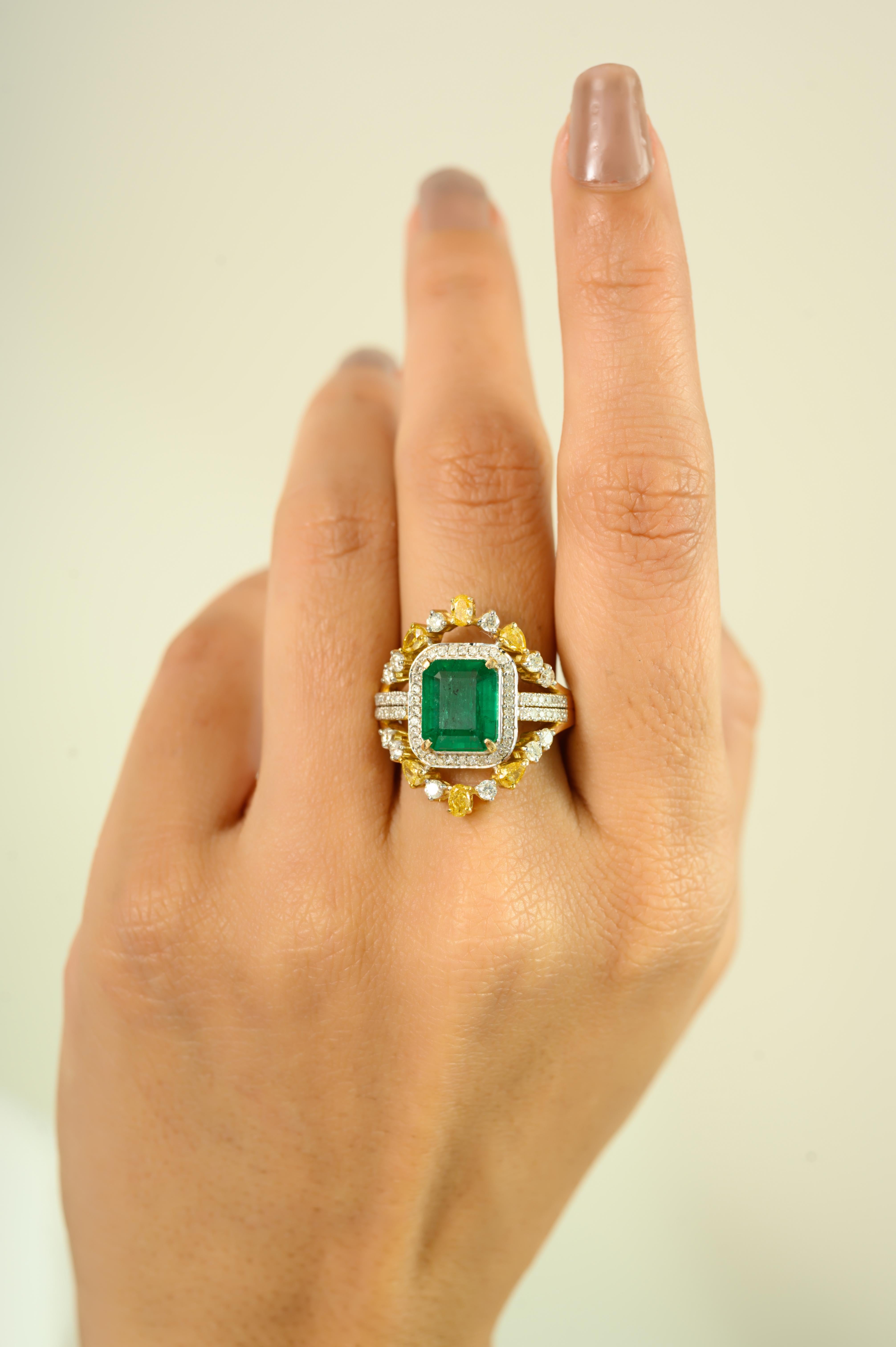 En venta: Anillo de cóctel de diamantes naturales y esmeralda de 2,53 qt en oro amarillo macizo de 14 quilates  2