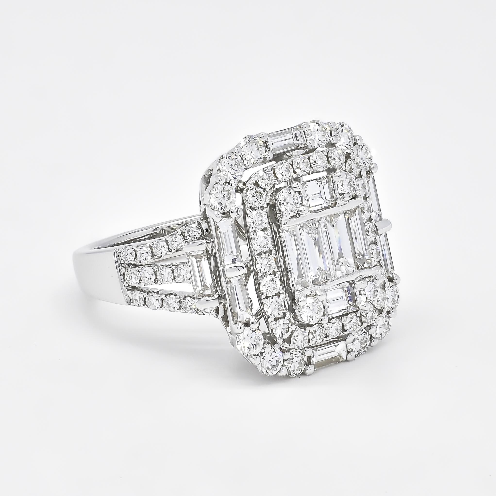 Natural Diamond 2.6 carats 18KT White Gold Cluster Statement Engagement Ring In New Condition For Sale In Antwerpen, BE