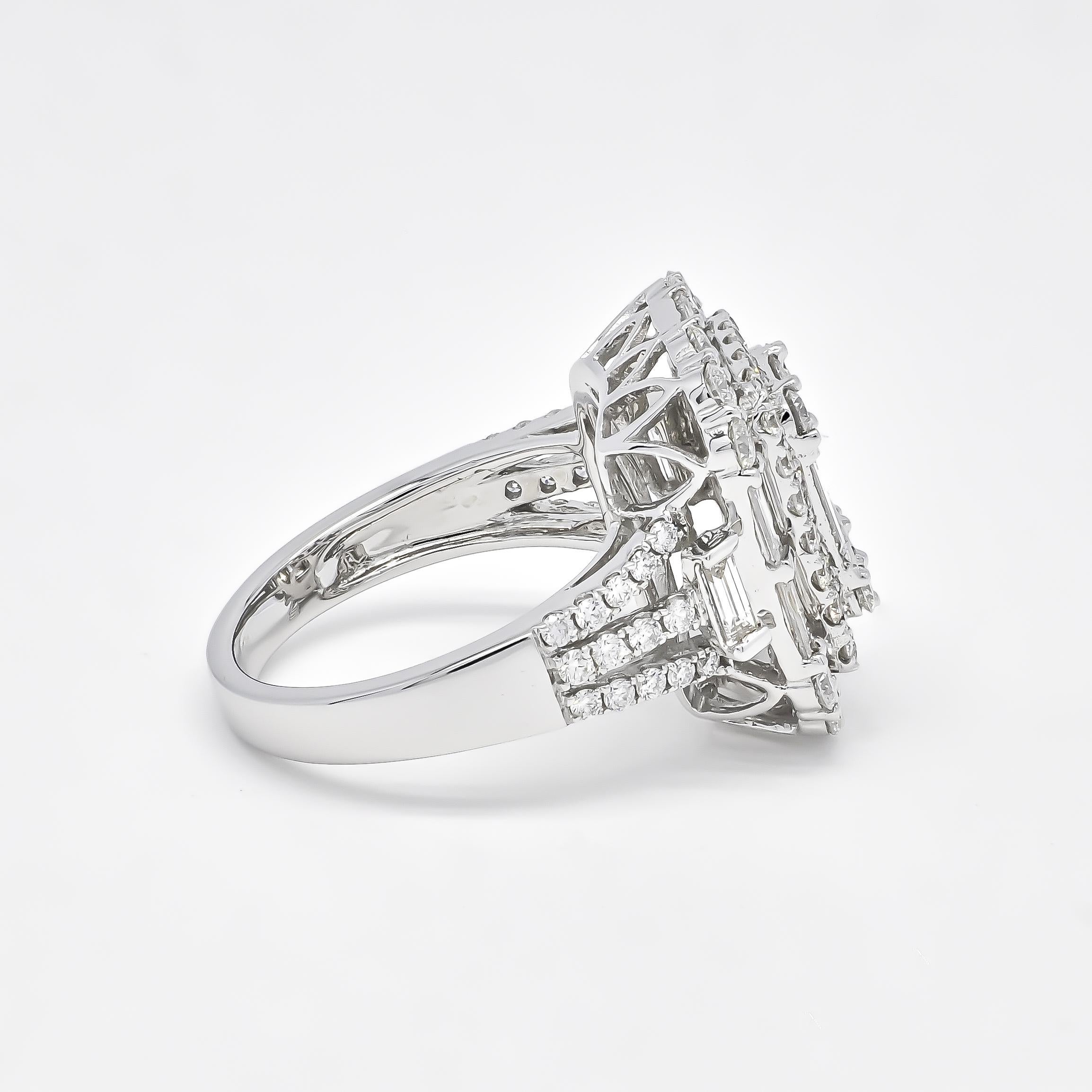 Women's or Men's Natural Diamond 2.6 carats 18KT White Gold Cluster Statement Engagement Ring For Sale