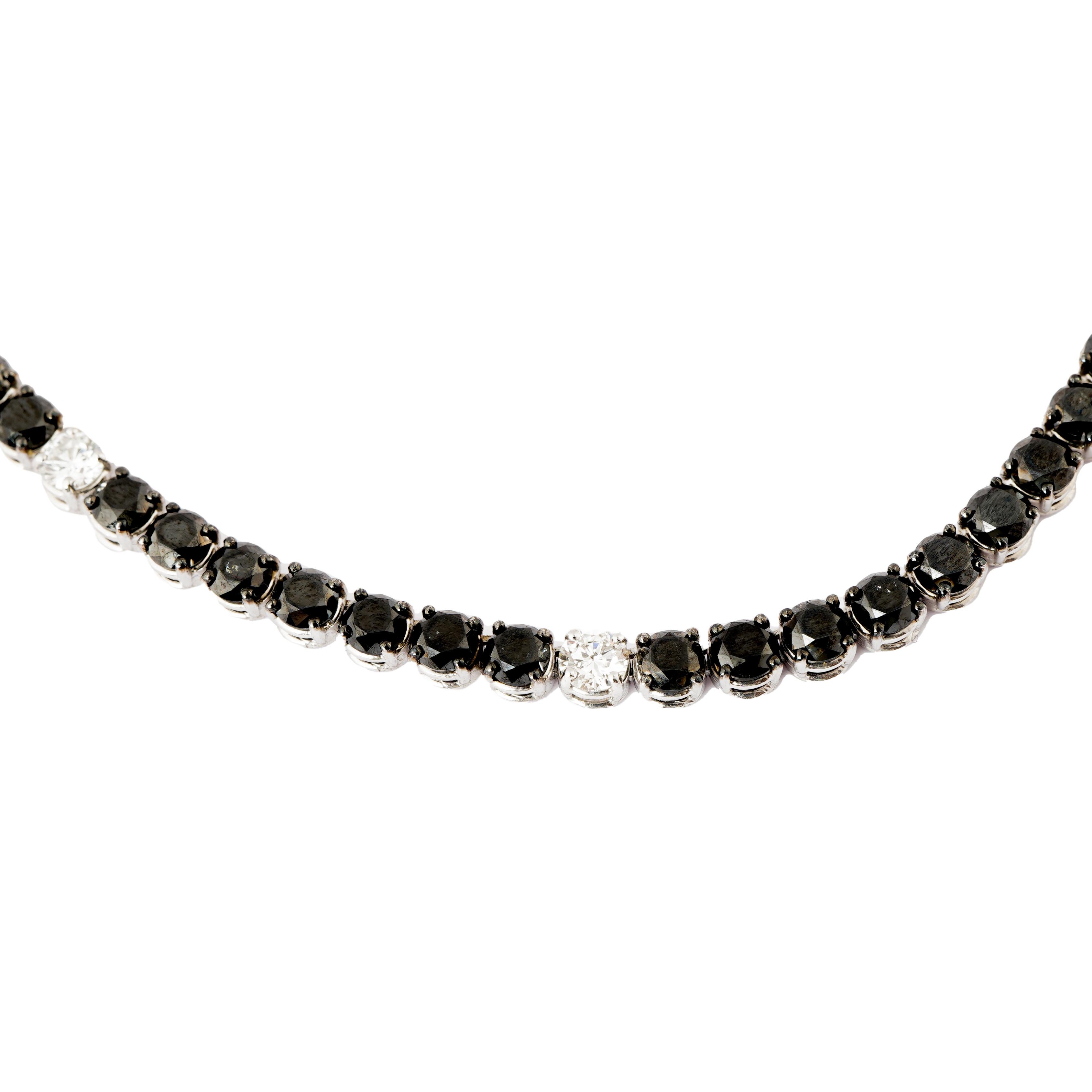Asscher Cut Natural diamond 27.64cts necklace in 18k gold For Sale