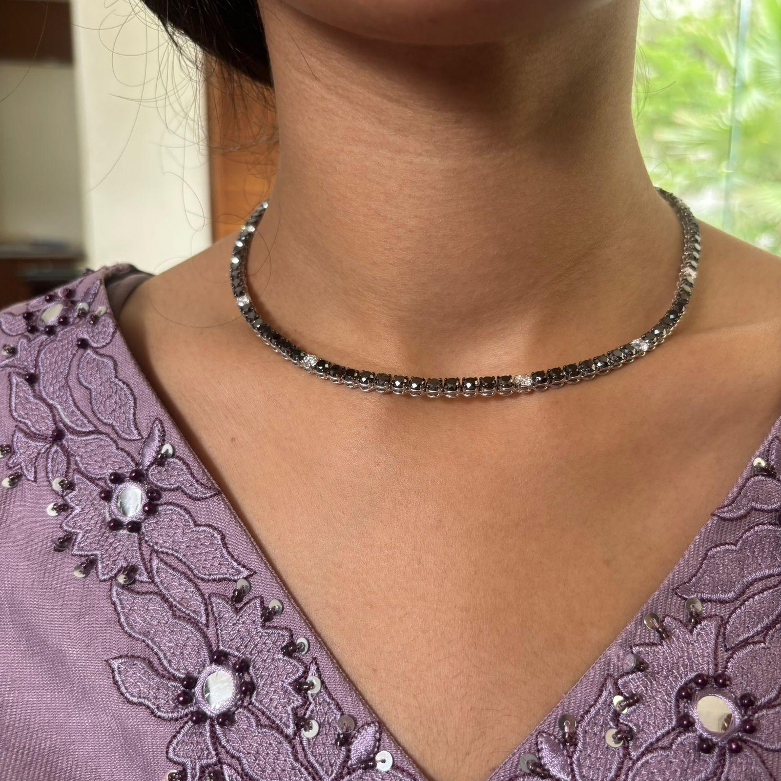 Women's Natural diamond 27.64cts necklace in 18k gold For Sale