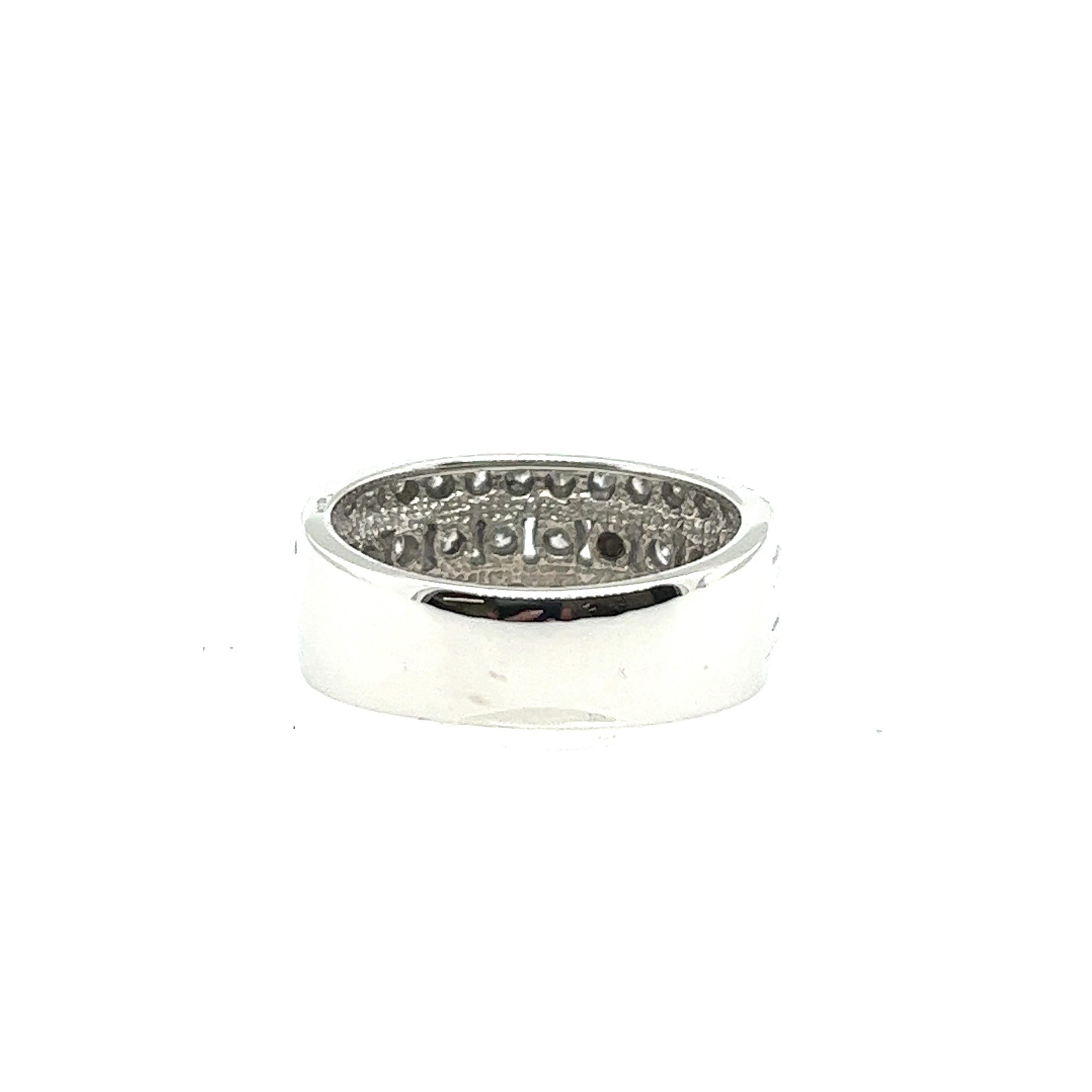Natural Diamond 3-Row Ring Set with 1.0ct of Round Diamonds in 18ct White Gold In Excellent Condition In London, GB