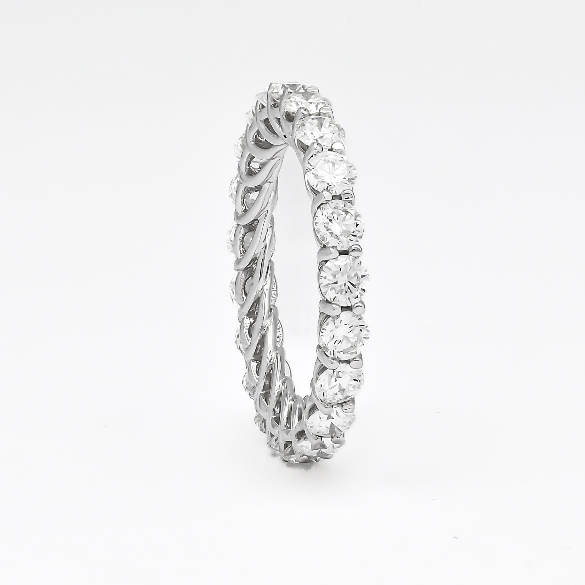 Natural Diamond 3.05 Carats 18KT White Gold Full Eternity Wedding Band In New Condition For Sale In Antwerpen, BE