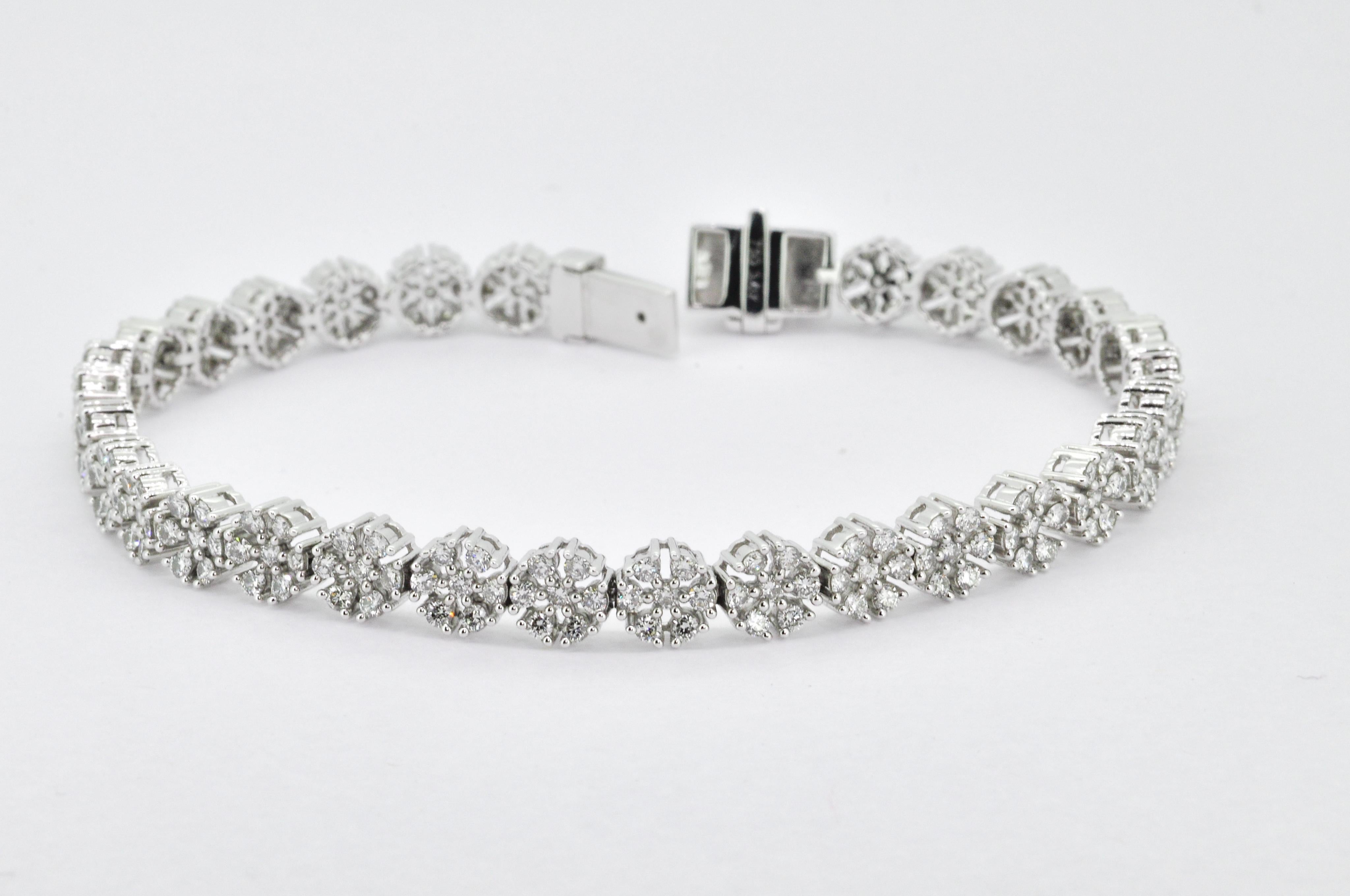 Diamante Natural 3,07 cts Oro Blanco 18 KT Pulsera de Tenis Racimo de Flores en venta 2
