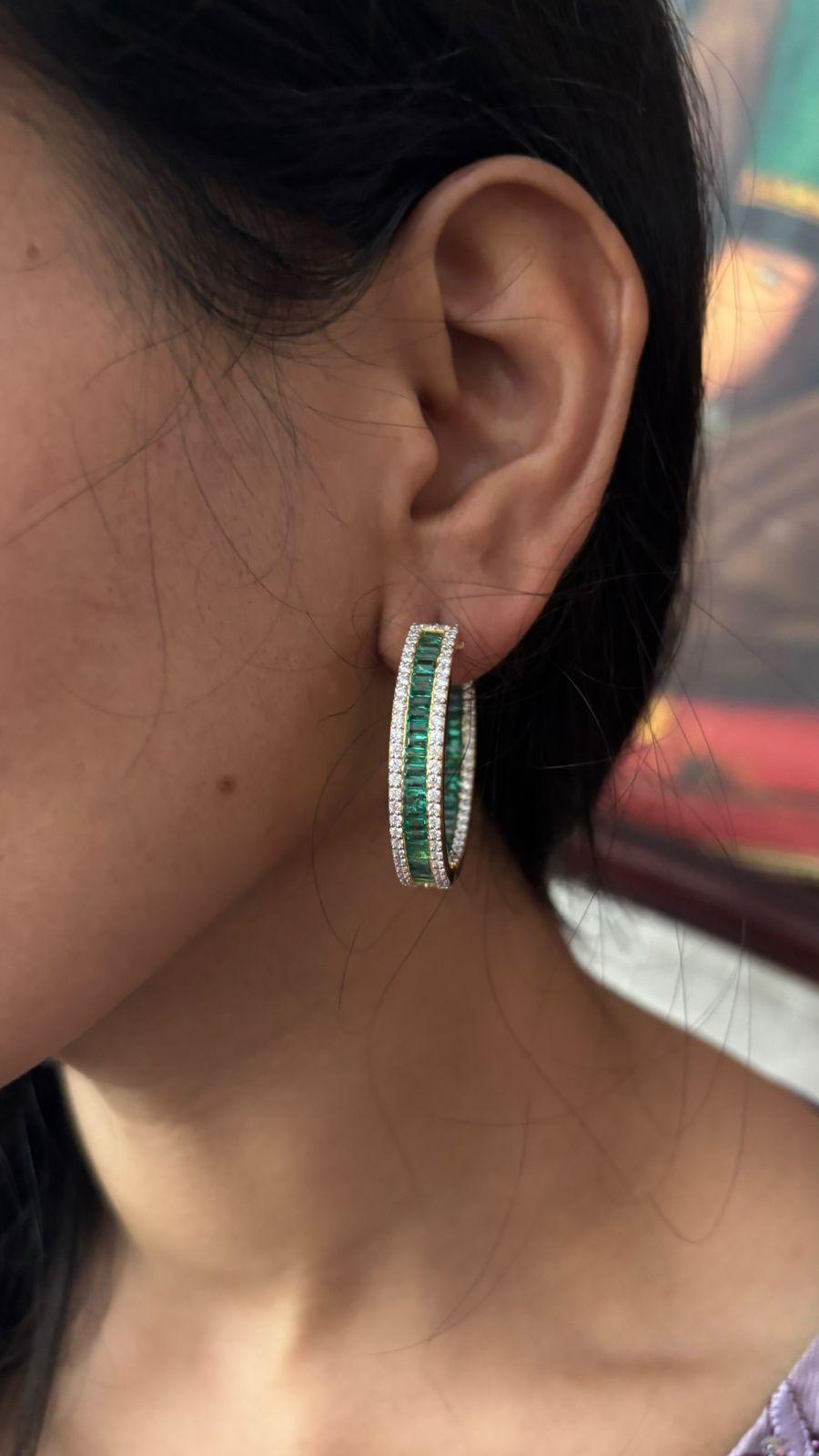 Boucle d'oreille en or 18k diamant naturel 3.07cts et émeraude 5.08cts en vente 1
