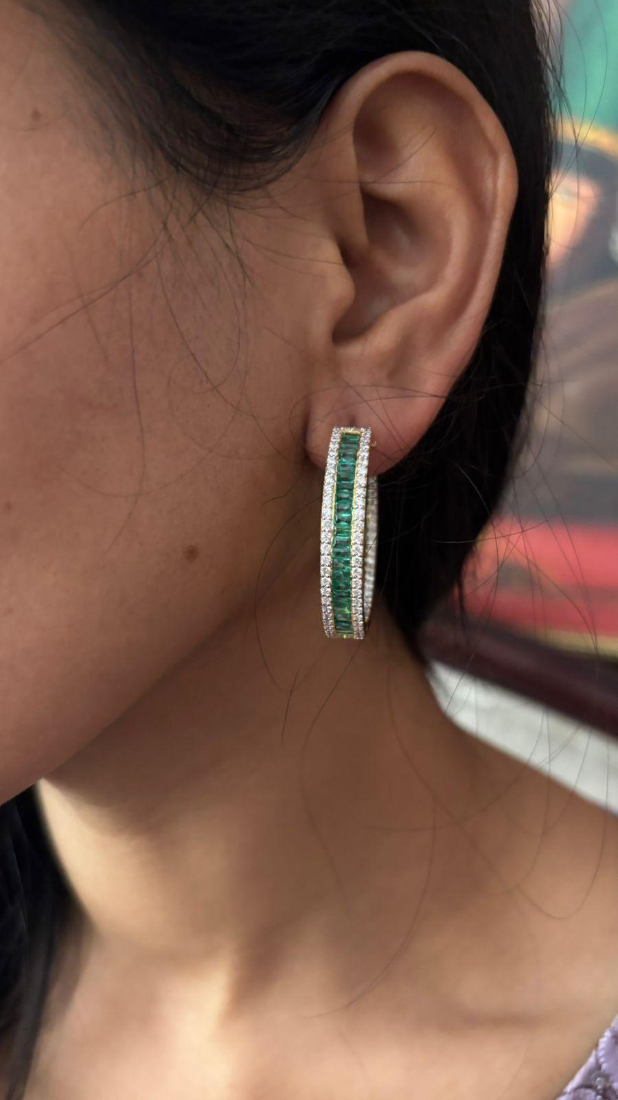 Orecchino con diamante naturale da 3,07 carati e smeraldo da 5,08 carati in oro 18 carati in vendita 2