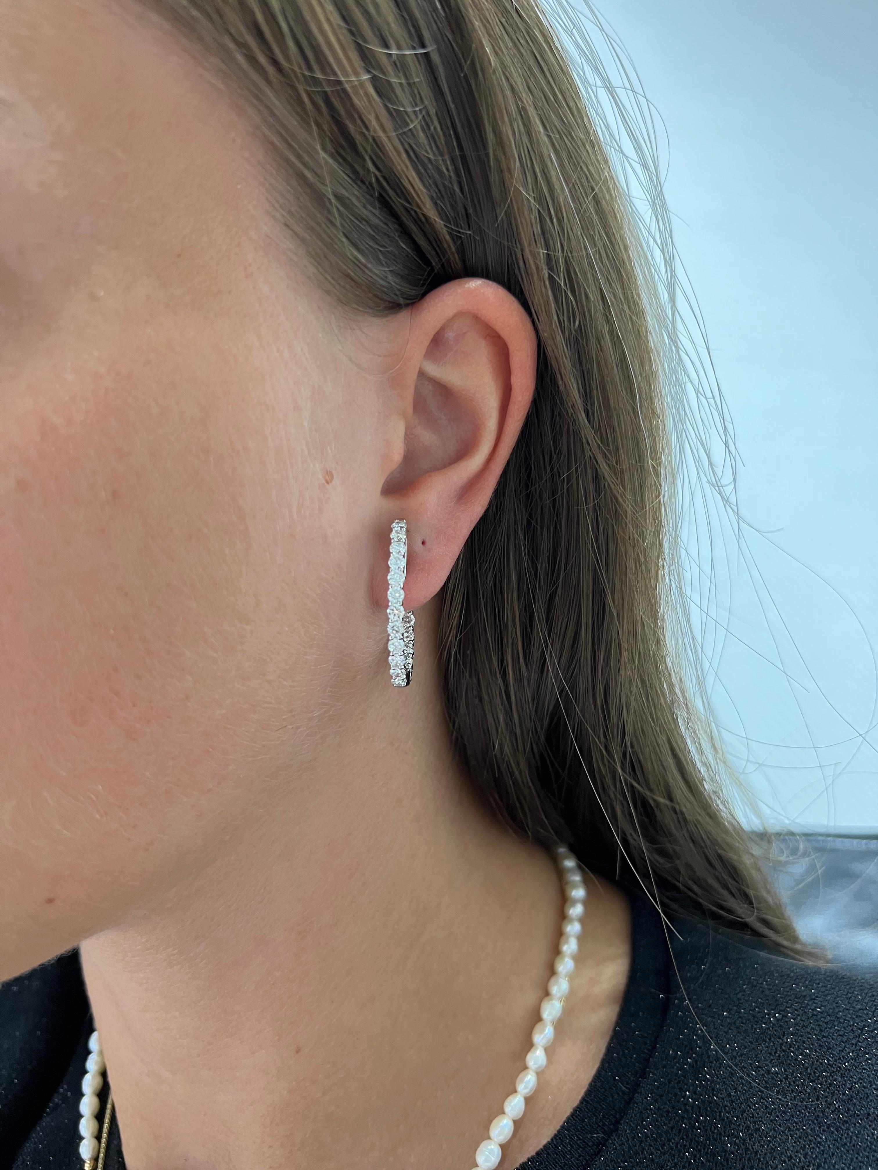Designer-Creolen mit natürlichem Diamant 3,20 Karat 18KT Weißgold 'In and Out' im Angebot 4