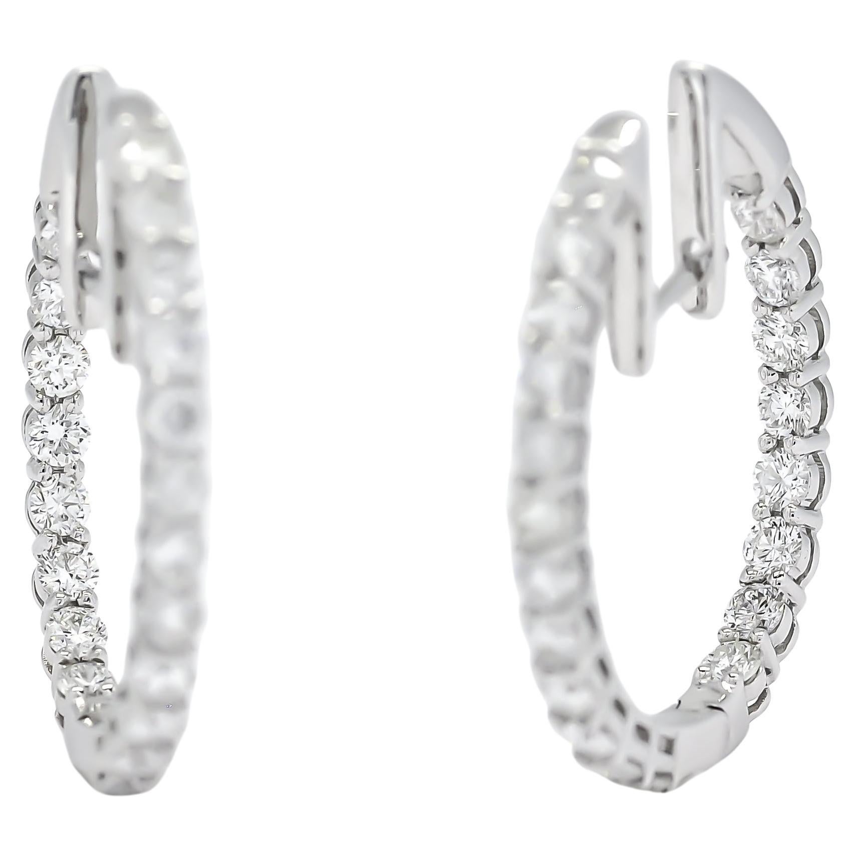 Wir präsentieren unseren außergewöhnlichen einreihigen Diamant-Ohrring aus 18 Kt. Weißgold, in und aus dem Hoop Huggies! Diese mit akribischer Präzision gefertigten Creolen sind mit einer einzigen Reihe exquisiter natürlicher Diamanten besetzt, die