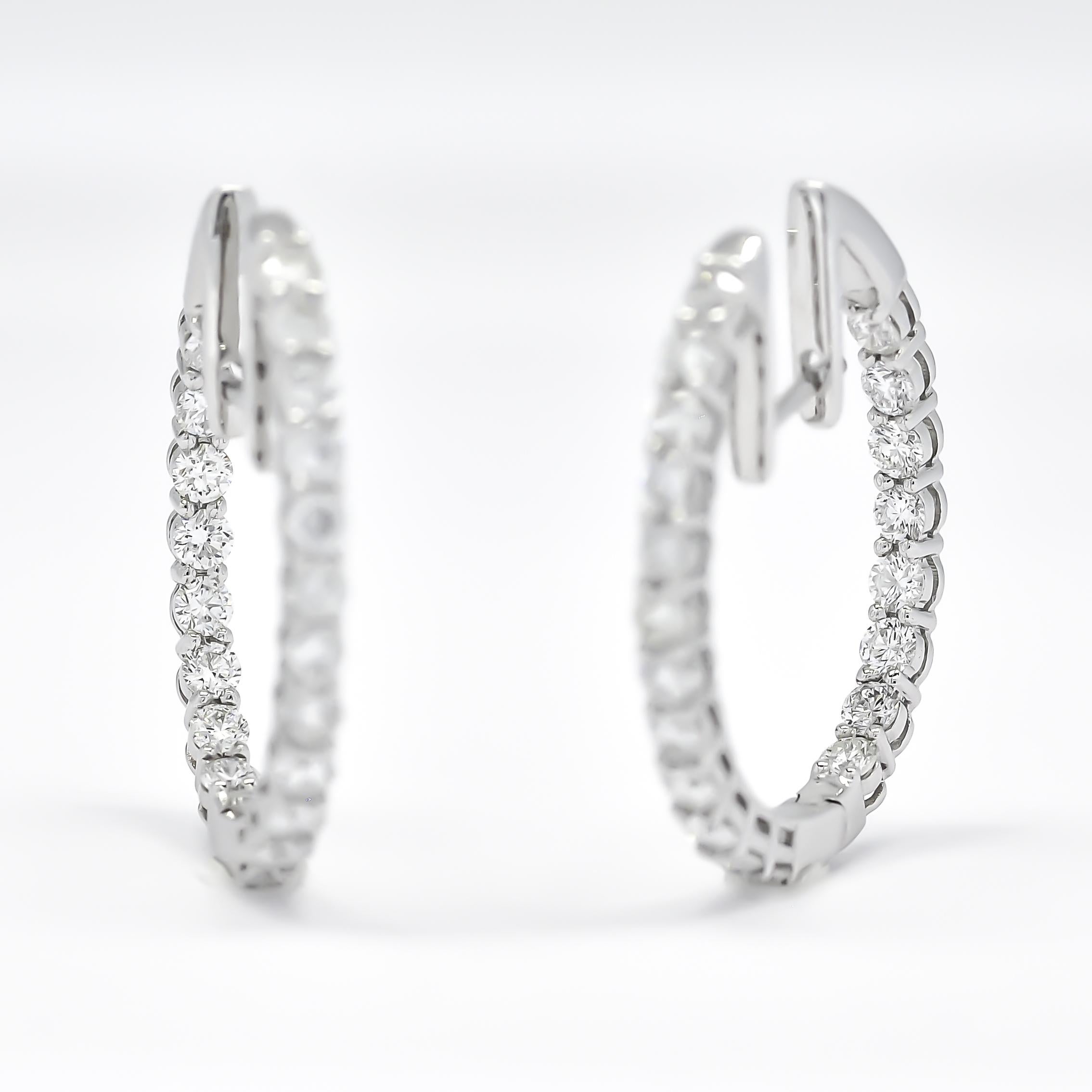 Designer-Creolen mit natürlichem Diamant 3,20 Karat 18KT Weißgold 'In and Out' (Rundschliff) im Angebot