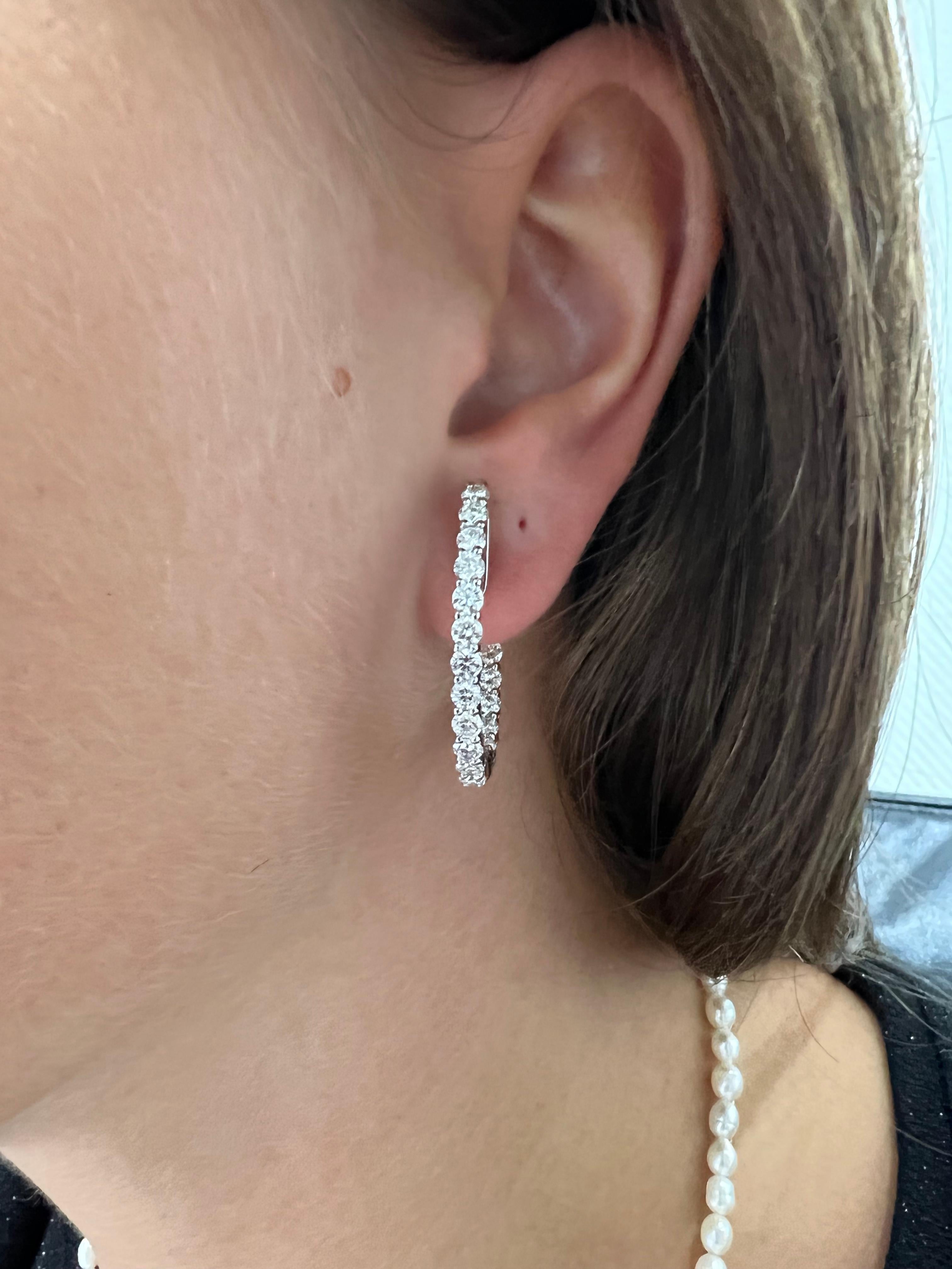 Designer-Creolen mit natürlichem Diamant 3,20 Karat 18KT Weißgold 'In and Out' im Angebot 1