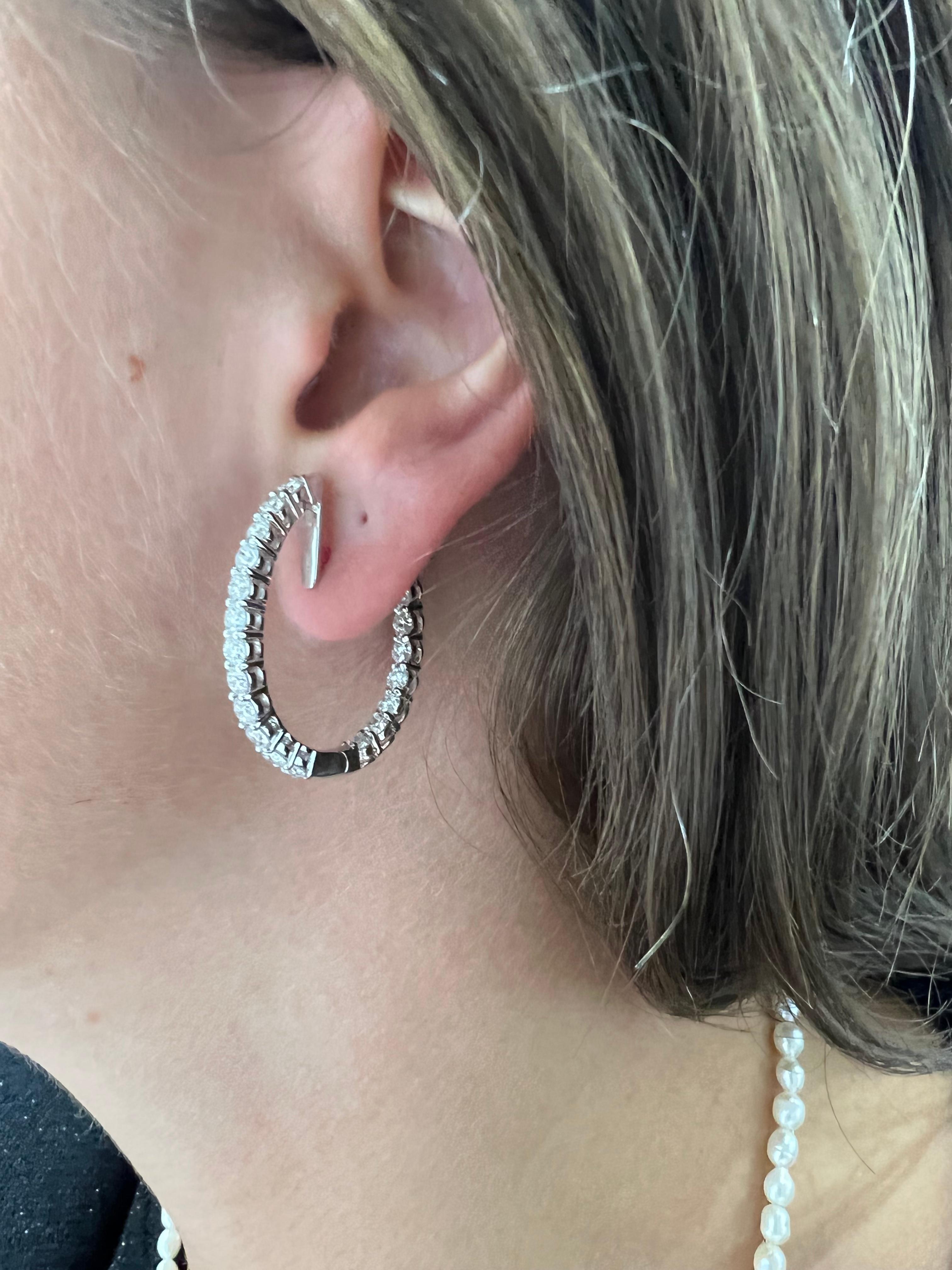 Designer-Creolen mit natürlichem Diamant 3,20 Karat 18KT Weißgold 'In and Out' im Angebot 3