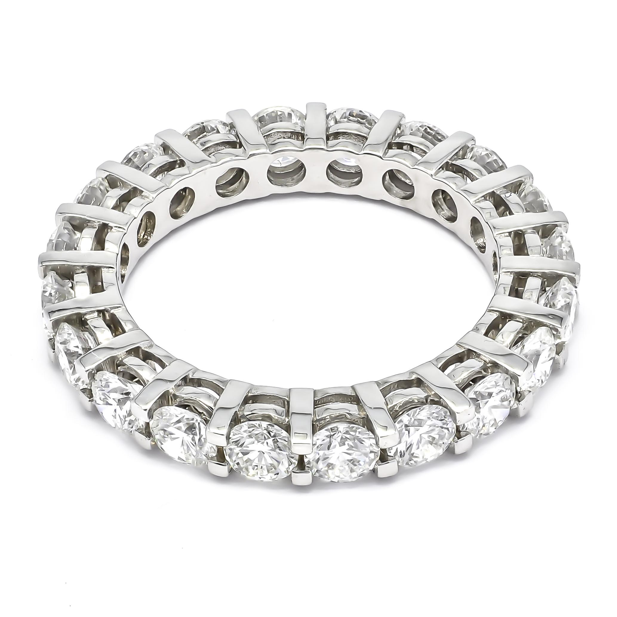 Round Cut Natural Diamond 3.25 Carats 18 KT White Gold Classic Full Eternity Band Ring For Sale