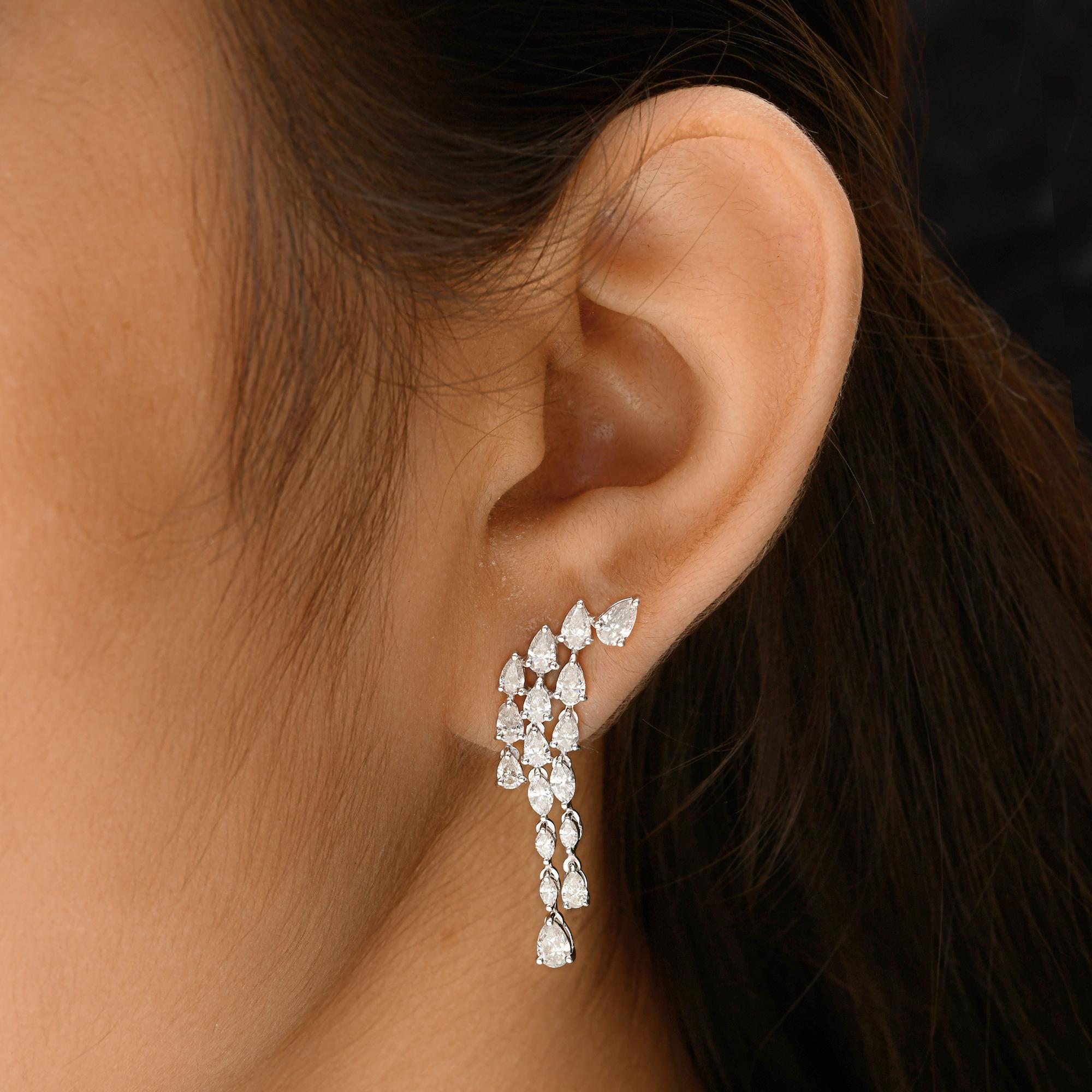 Natürlicher Diamant 3,37 Karat SI/H Tropfen Ohrringe 18k Weißgold Feiner Schmuck Geschenk
Diese Ohrstecker sind meisterhaft mit birnenförmig geschliffenen Diamanten in drei Reihen besetzt, wobei eine Reihe am Ohrläppchen als Ohrclimber und die