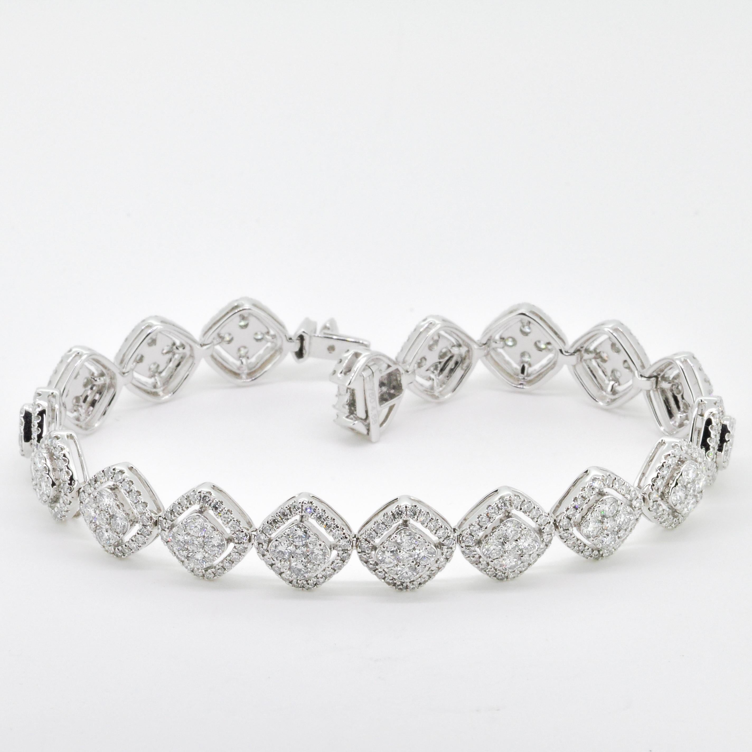 Women's or Men's Natural Diamond 4.68 carts 18 KT White Gold Cluster Link Bracelet For Sale