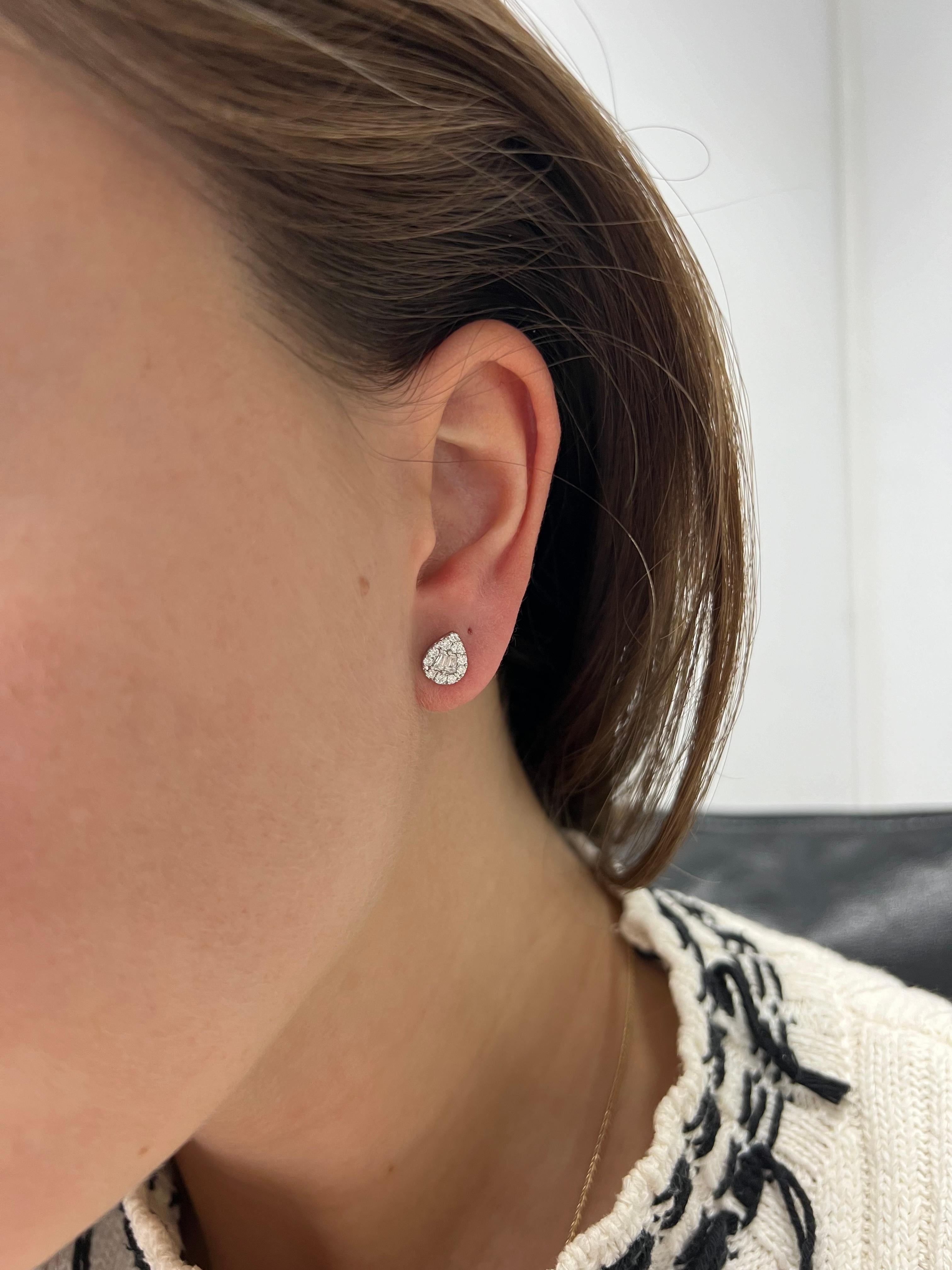 Boucles d'oreilles en or blanc 18 carats en forme de poire, diamant naturel .56 carats en vente 2