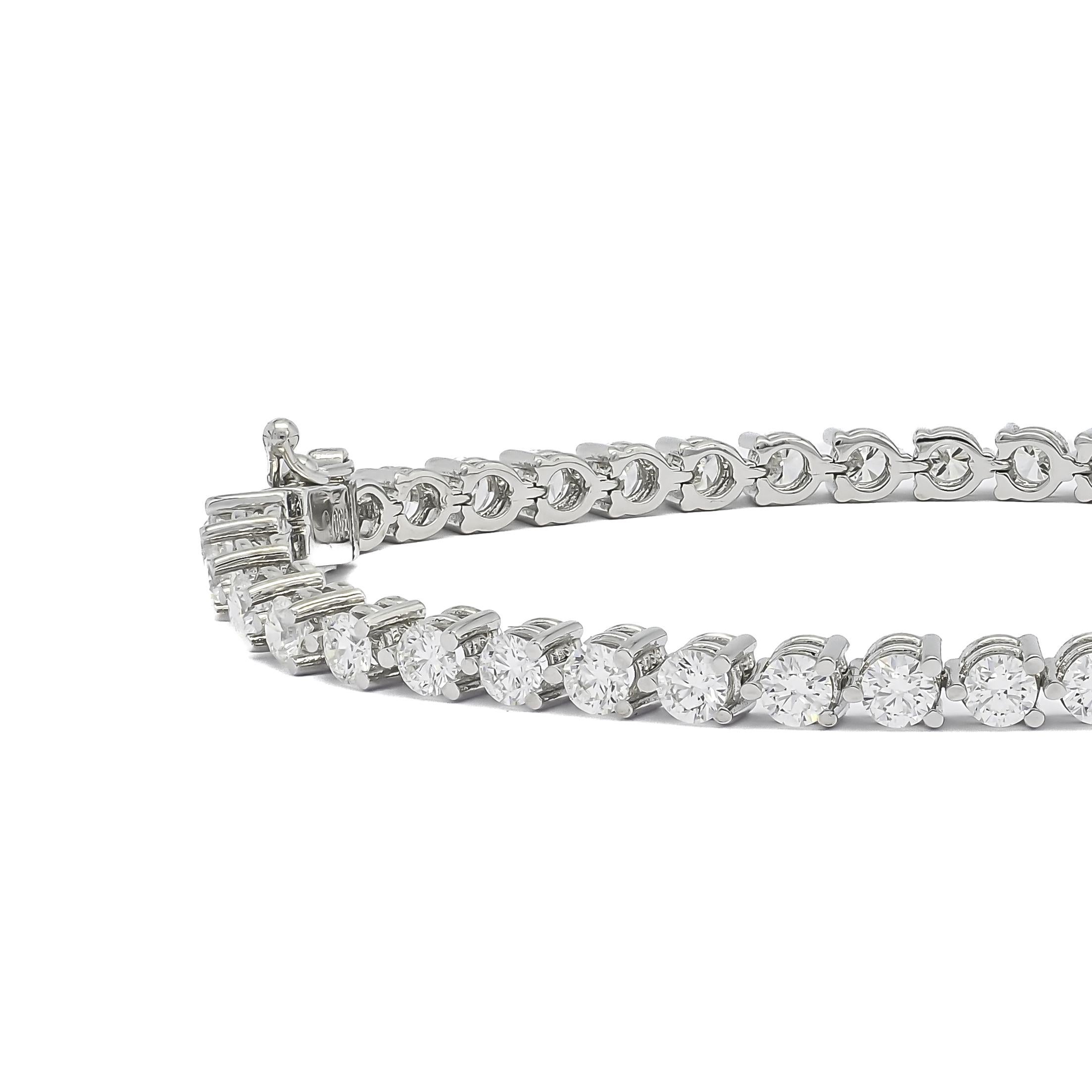Natural Diamond 5.01 carats 18 Karat White Gold Classic Tennis Bracelet In New Condition For Sale In Antwerpen, BE