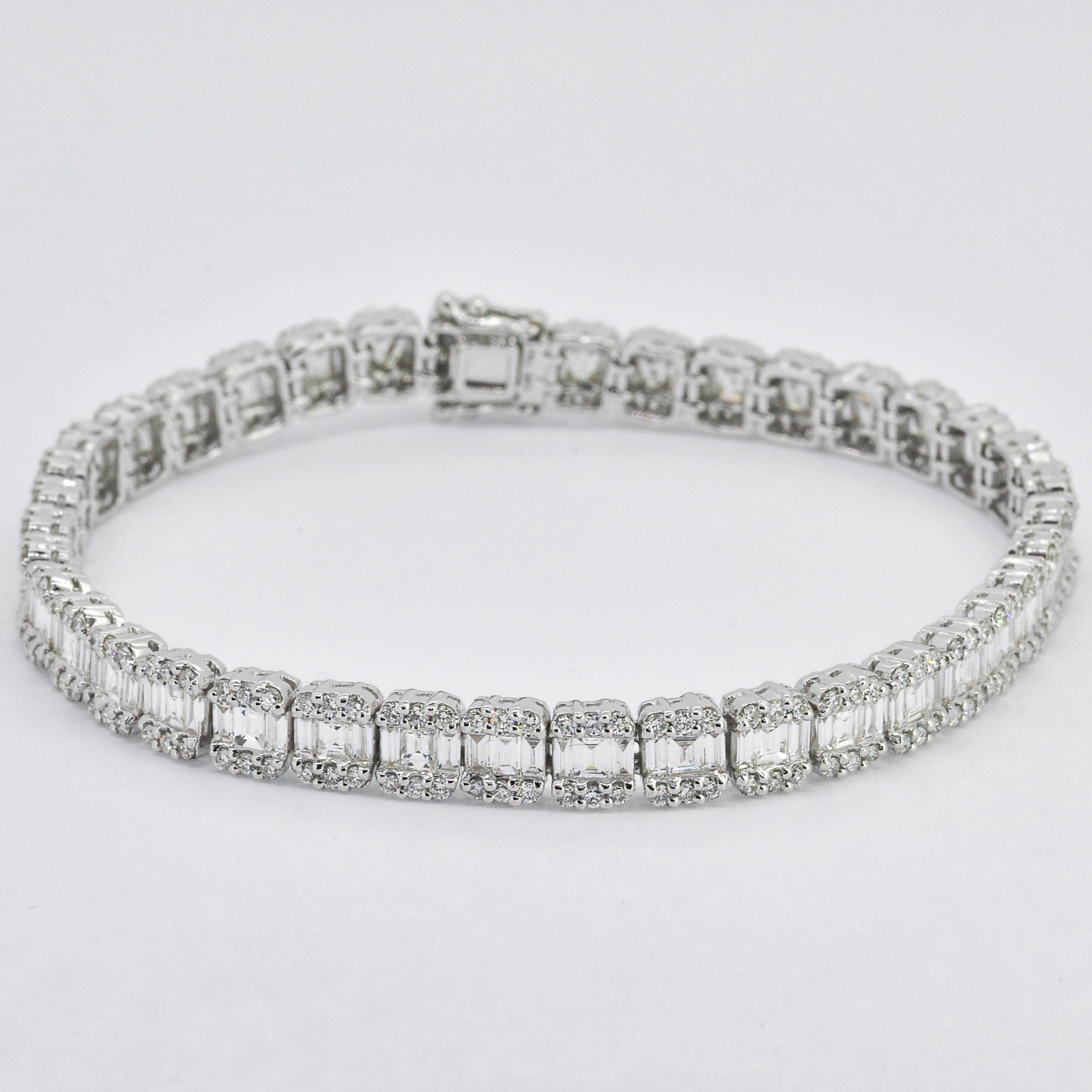 Questo bracciale incarna una semplice eleganza con un design chic e sofisticato, perfetto per ogni occasione. Realizzato in lussuoso oro bianco 18KT, presenta ben 5,01 carati di diamanti. Il design mette in mostra una fila centrale di diamanti