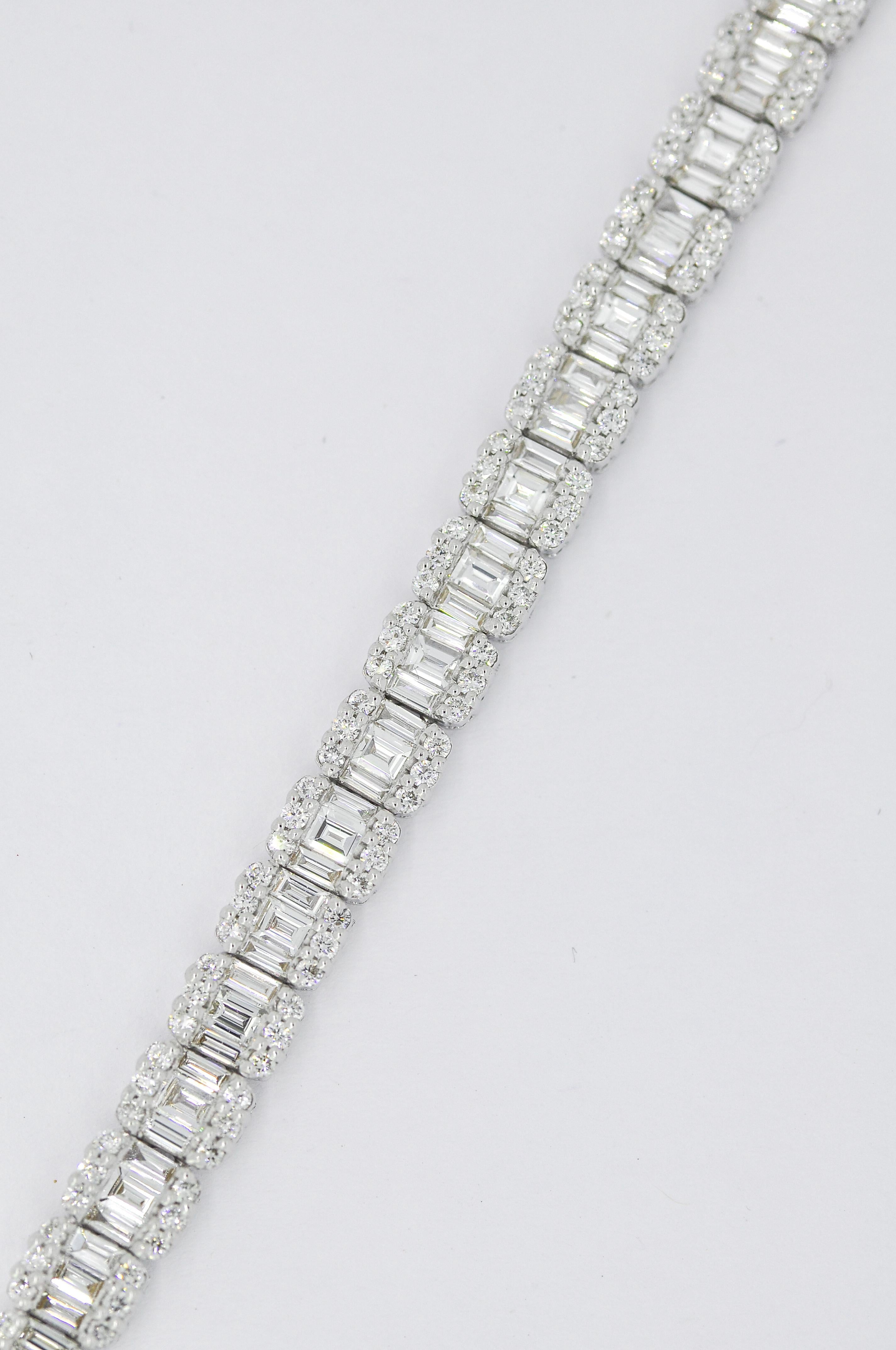 Taglio baguette Diamante naturale da 5,01 carati in oro bianco 18KT Bracciale a maglie incastonate in vendita