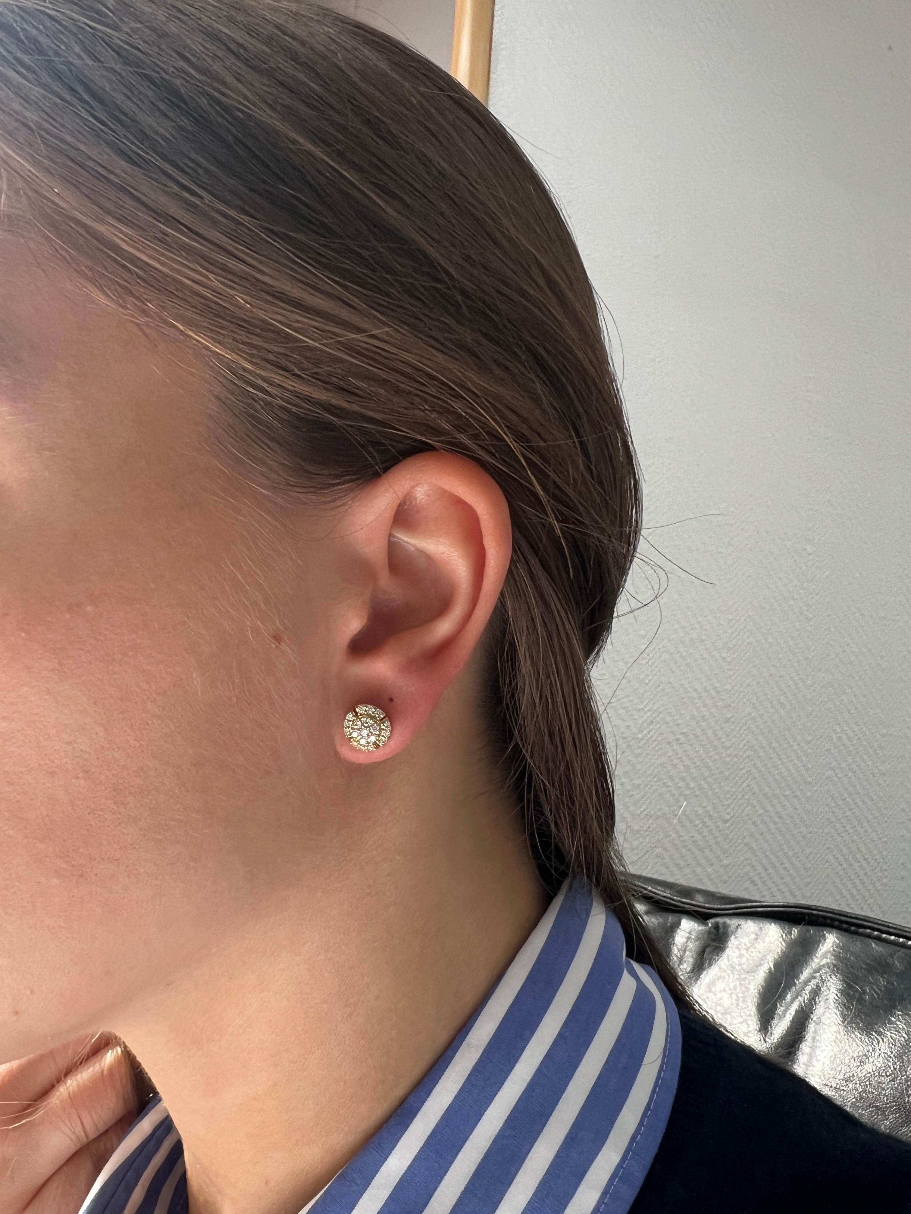 Boucles d'oreilles en or blanc 18KT avec diamant naturel .52 CT Round Cluster en vente 1