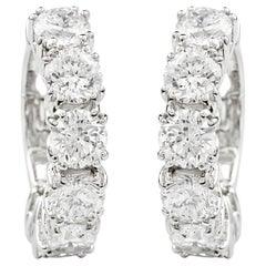 Pendientes de aro con diamante brillante redondo de 5,31 quilates en oro blanco de 18 quilates