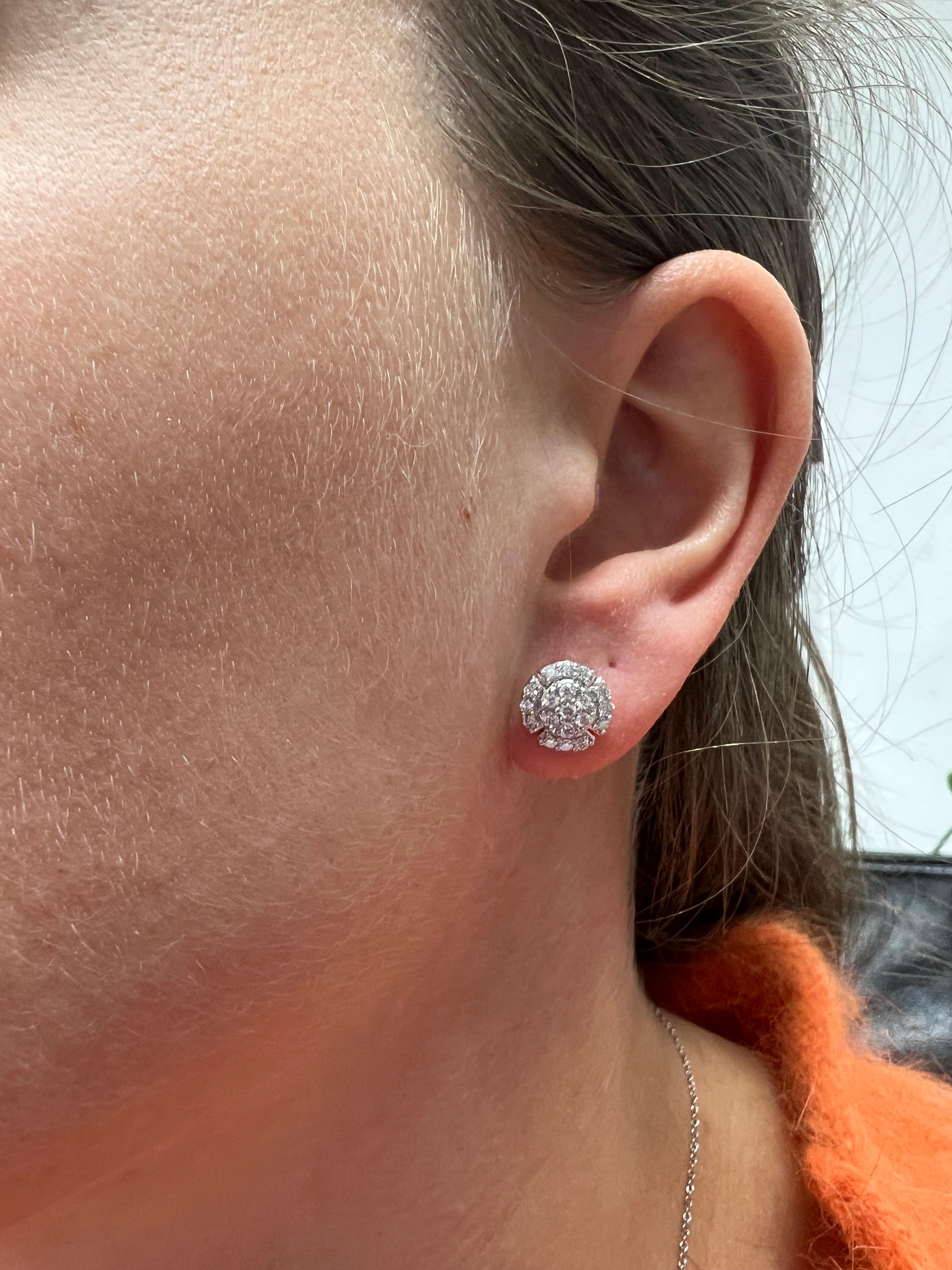 Taille ronde Boucles d'oreilles en or blanc 18KT avec diamant naturel .52 CT Round Cluster en vente