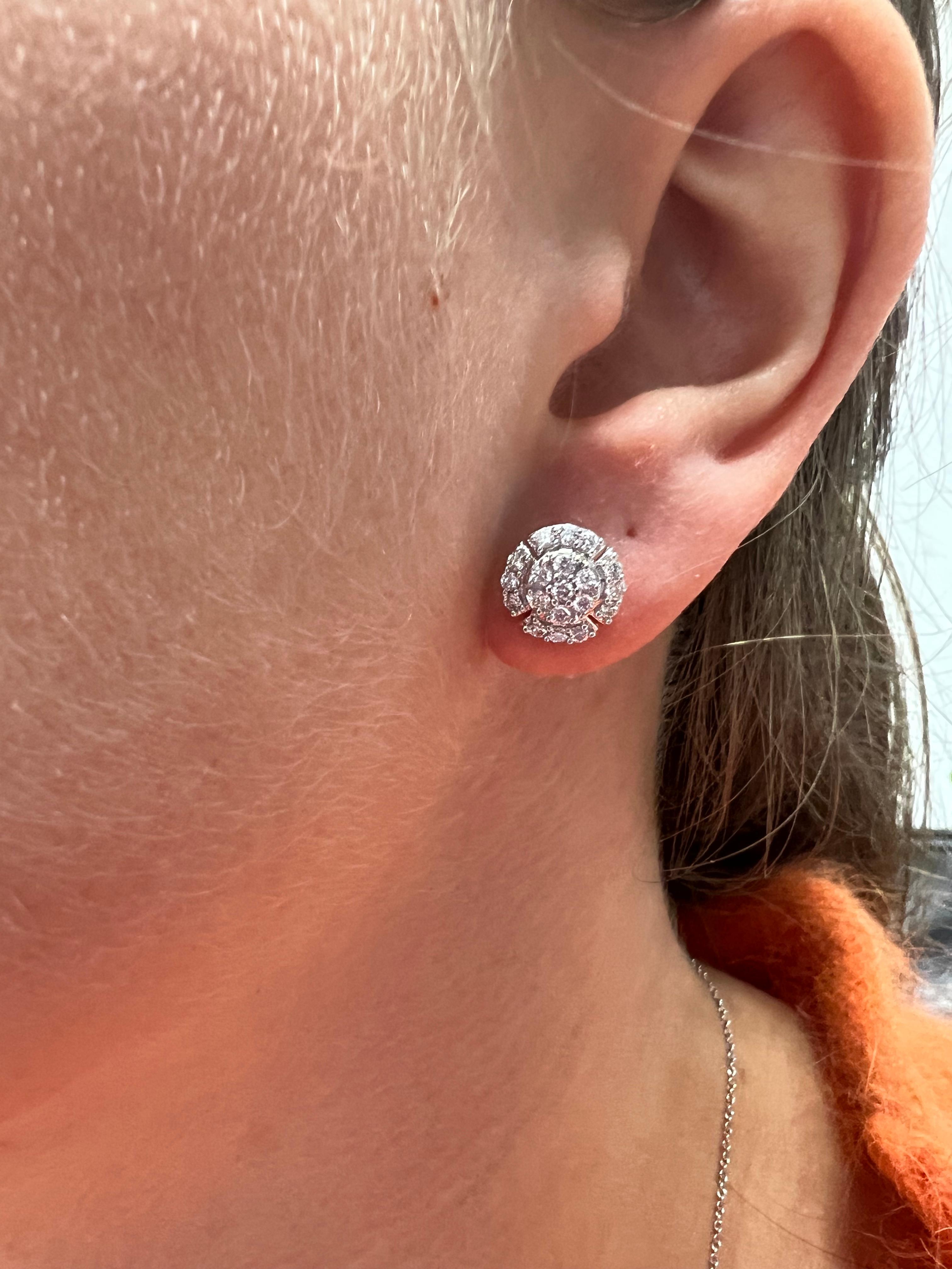 Natural Diamond .54CT 18KT white Gold Round Cluster Stud Earrings  In New Condition For Sale In Antwerpen, BE